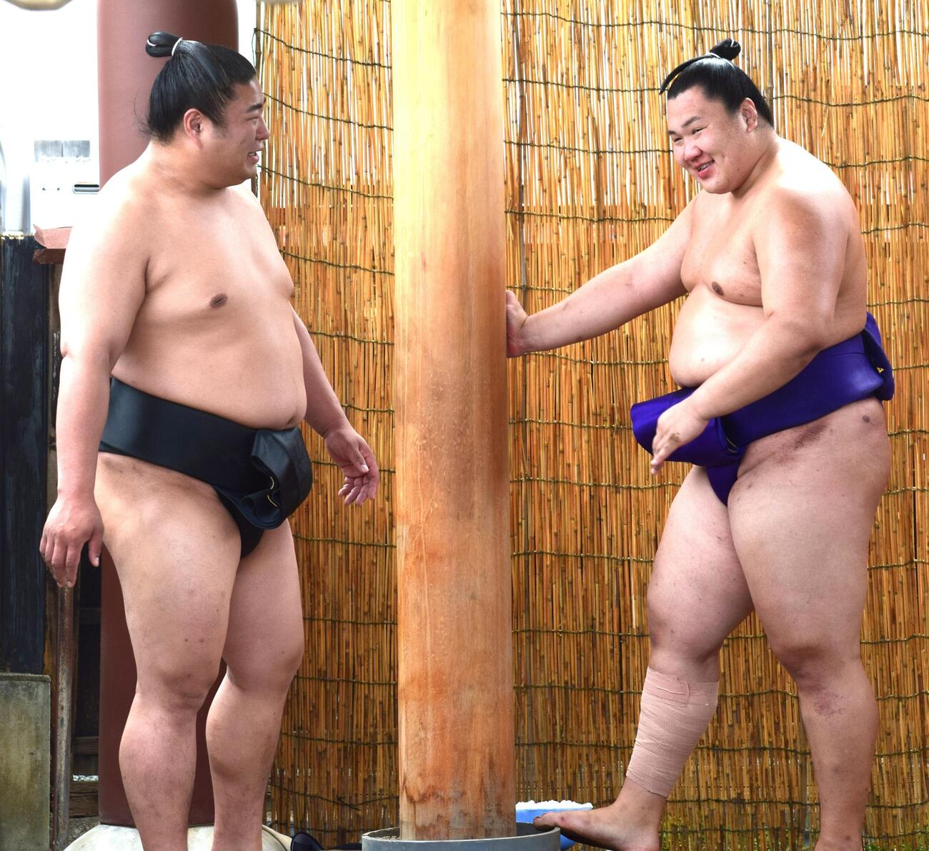 若元春（左）と談笑する大青山（撮影・山田遼太郎）