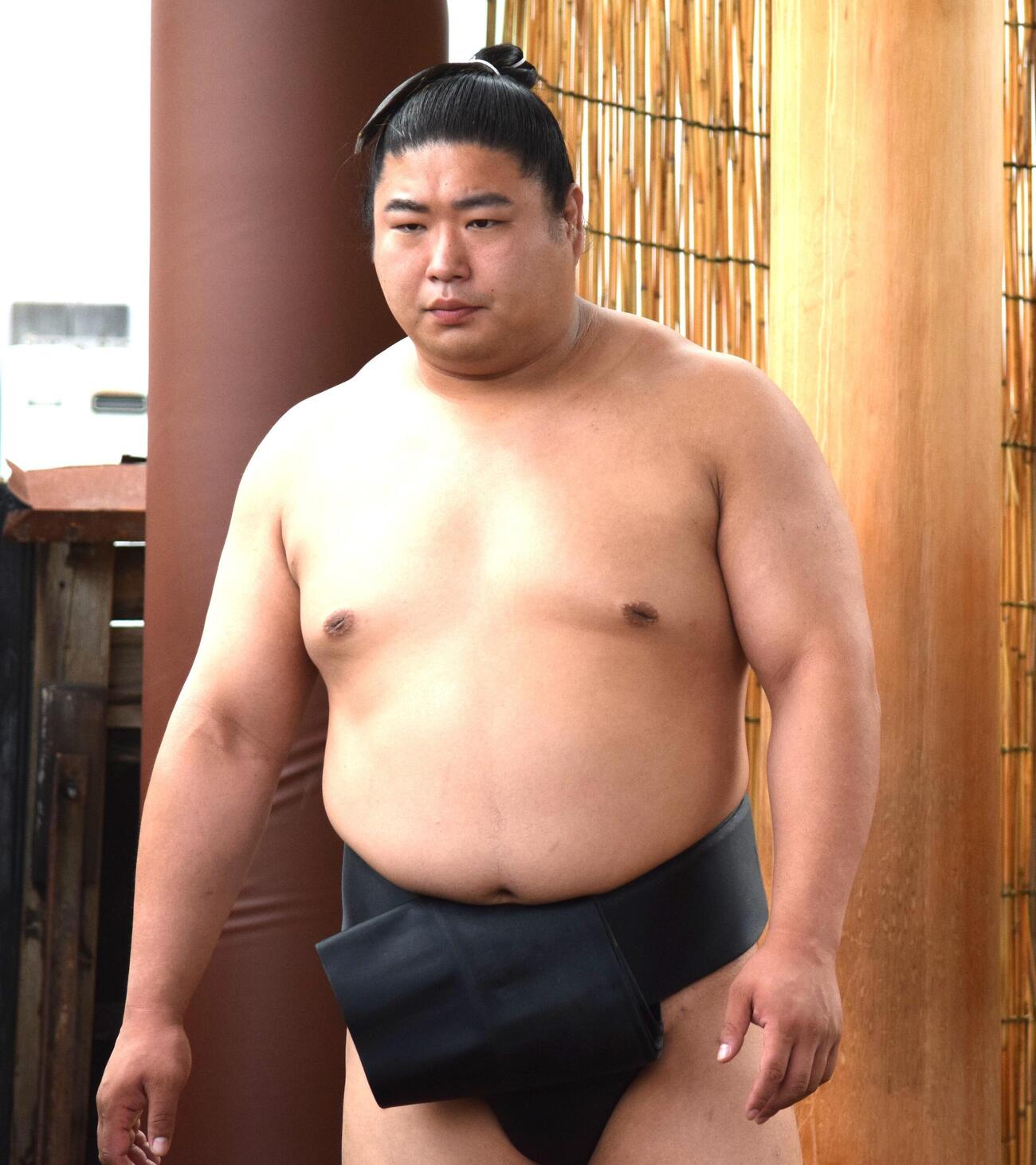 稽古を見つめる若元春（撮影・山田遼太郎）