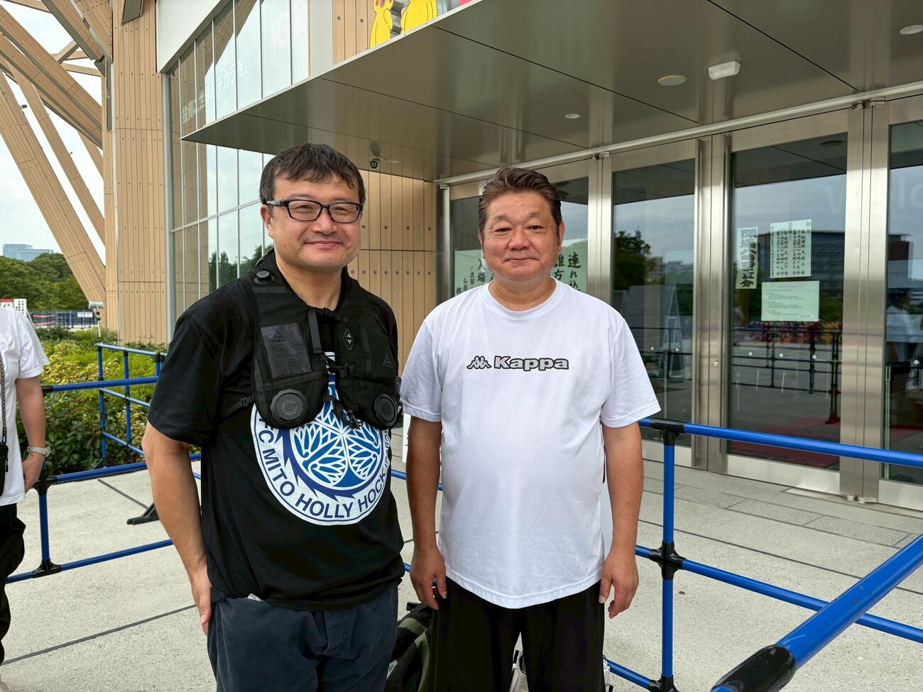 名古屋場所初日のIGアリーナに一番乗りした川野勝洋さん（左）と、2番目に到着した中林章さん