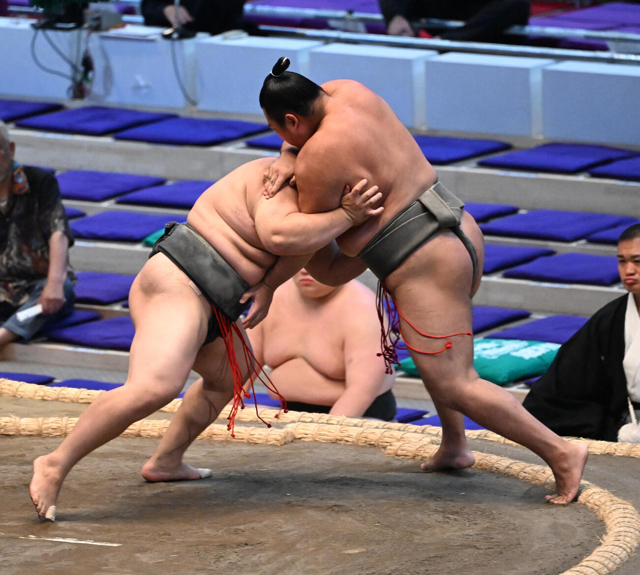 沢田（左）は押し出しで大翔樹を破る（撮影・和賀正仁）