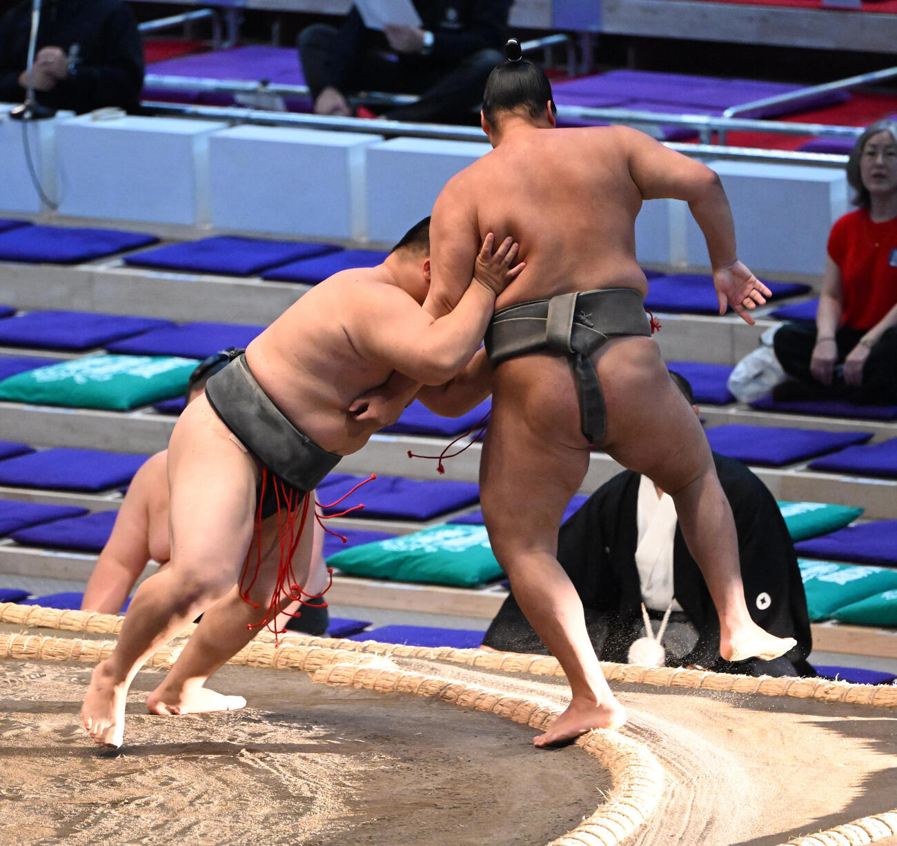 沢田（左）は押し出しで大翔樹を破る（撮影・和賀正仁）