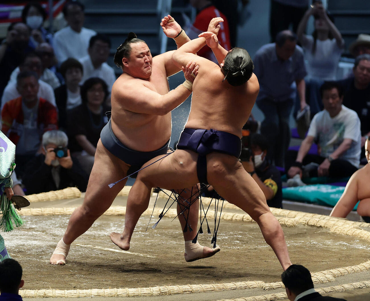 羽出山（右）を押し出しで破る玉鷲（撮影・前田充）