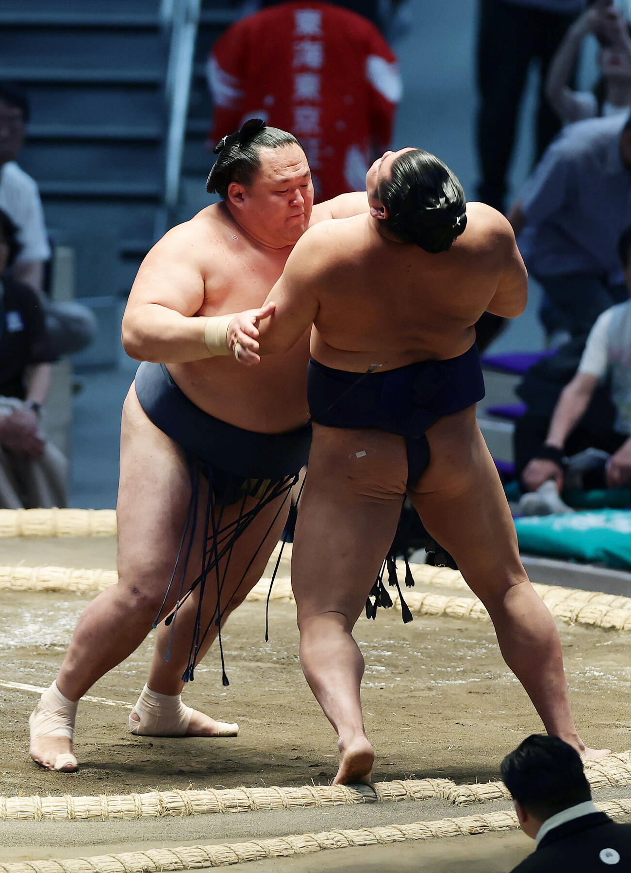 羽出山（右）を押し出しで破る玉鷲（撮影・前田充）