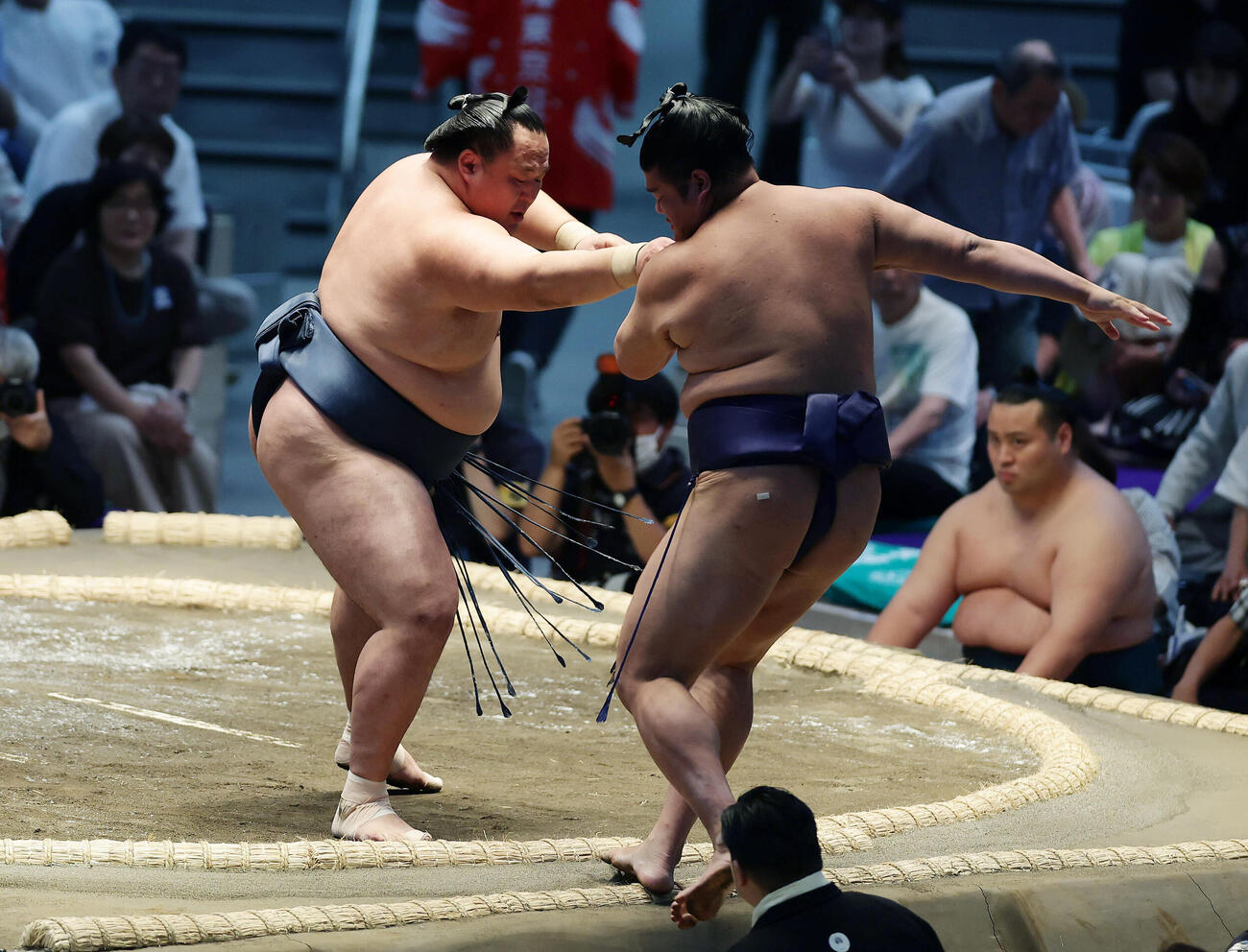 羽出山（右）を押し出しで破る玉鷲（撮影・前田充）