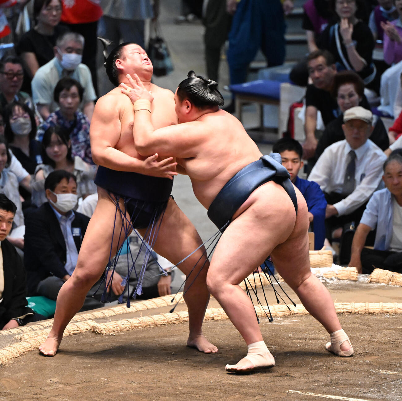 玉鷲（左）は押し出しで羽出山を破る（撮影・和賀正仁）＝2026年7月12日、令和8年大相撲名古屋場所初日　IGアリーナ