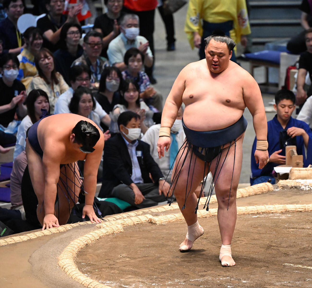 玉鷲（右）は押し出しで羽出山を破る（撮影・和賀正仁）＝2026年7月12日、令和8年大相撲名古屋場所初日　IGアリーナ