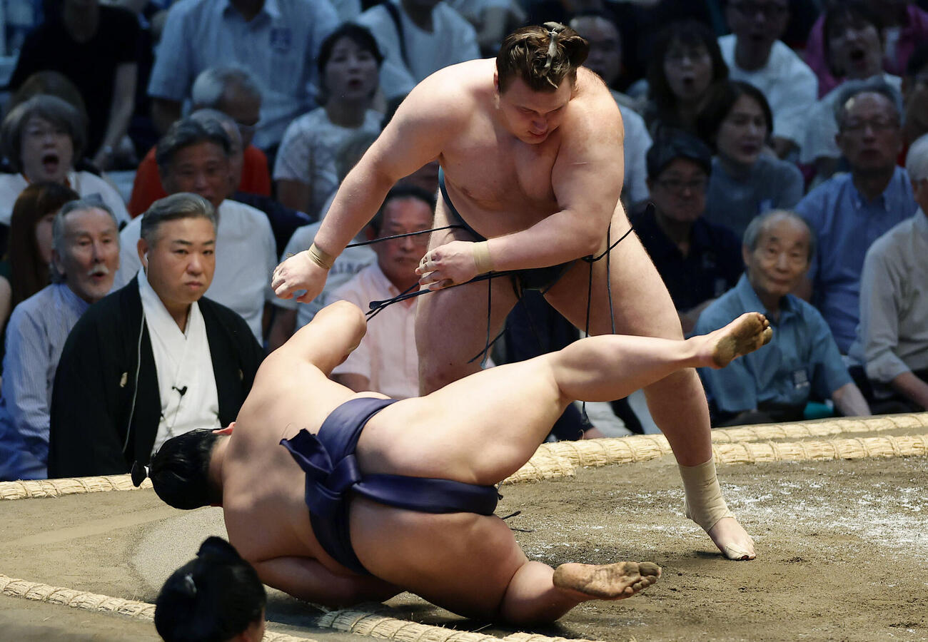 平戸海（手前）を上手投げで破る安青錦（撮影・前田充）