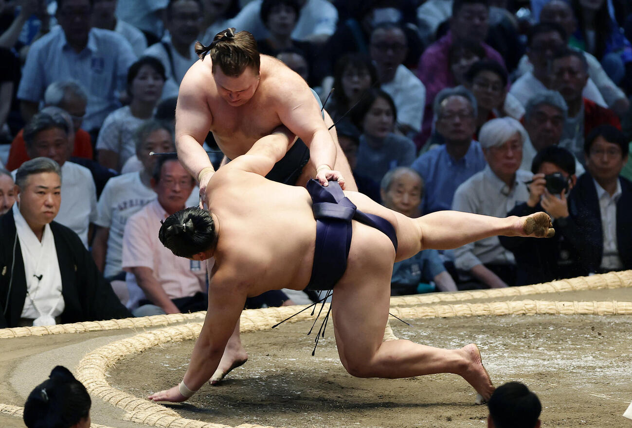 平戸海（手前）を上手投げで破る安青錦（撮影・前田充）