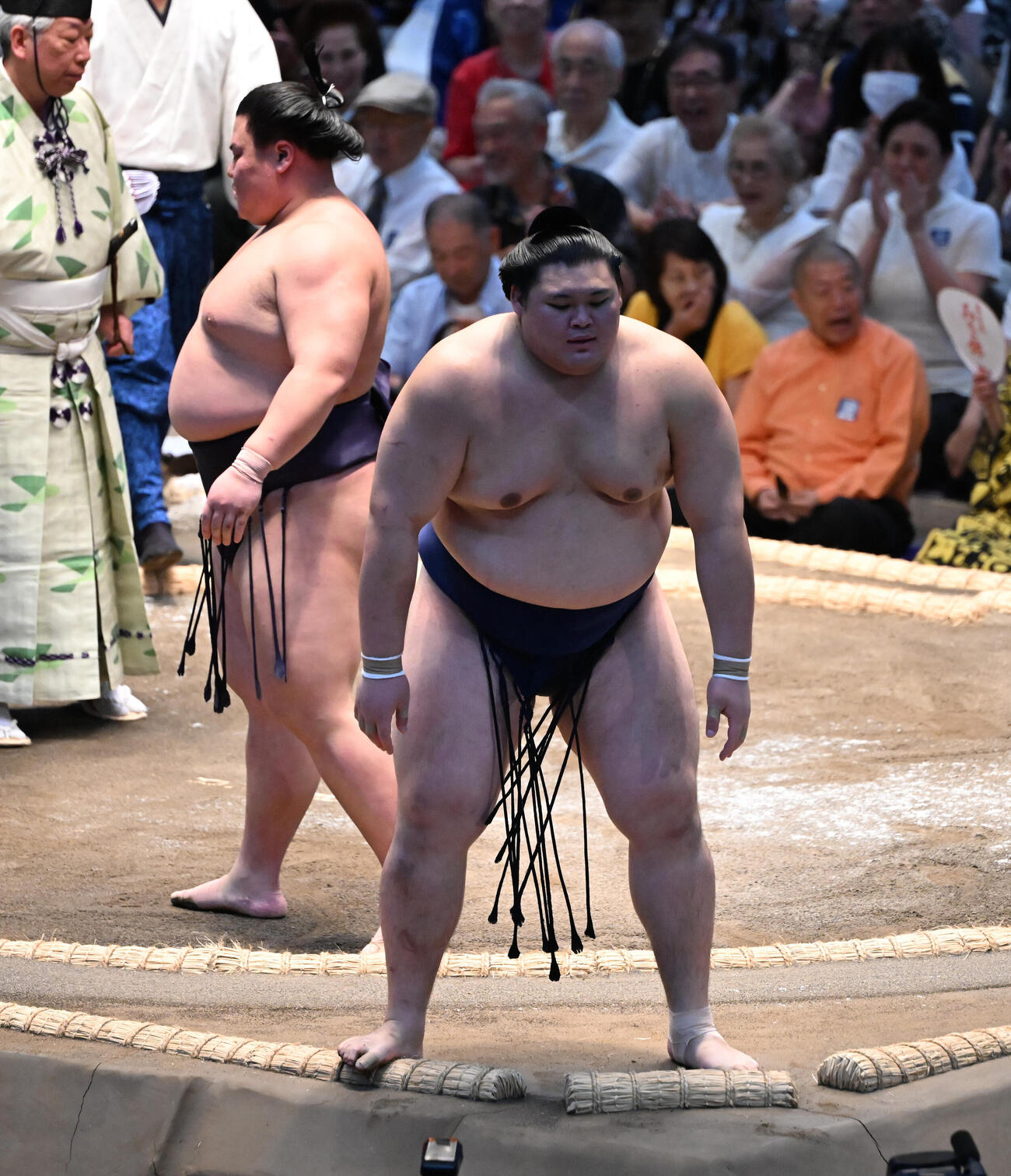 義ノ富士（奥）に押し出しで敗れた大の里は肩を落とす（撮影・和賀正仁）