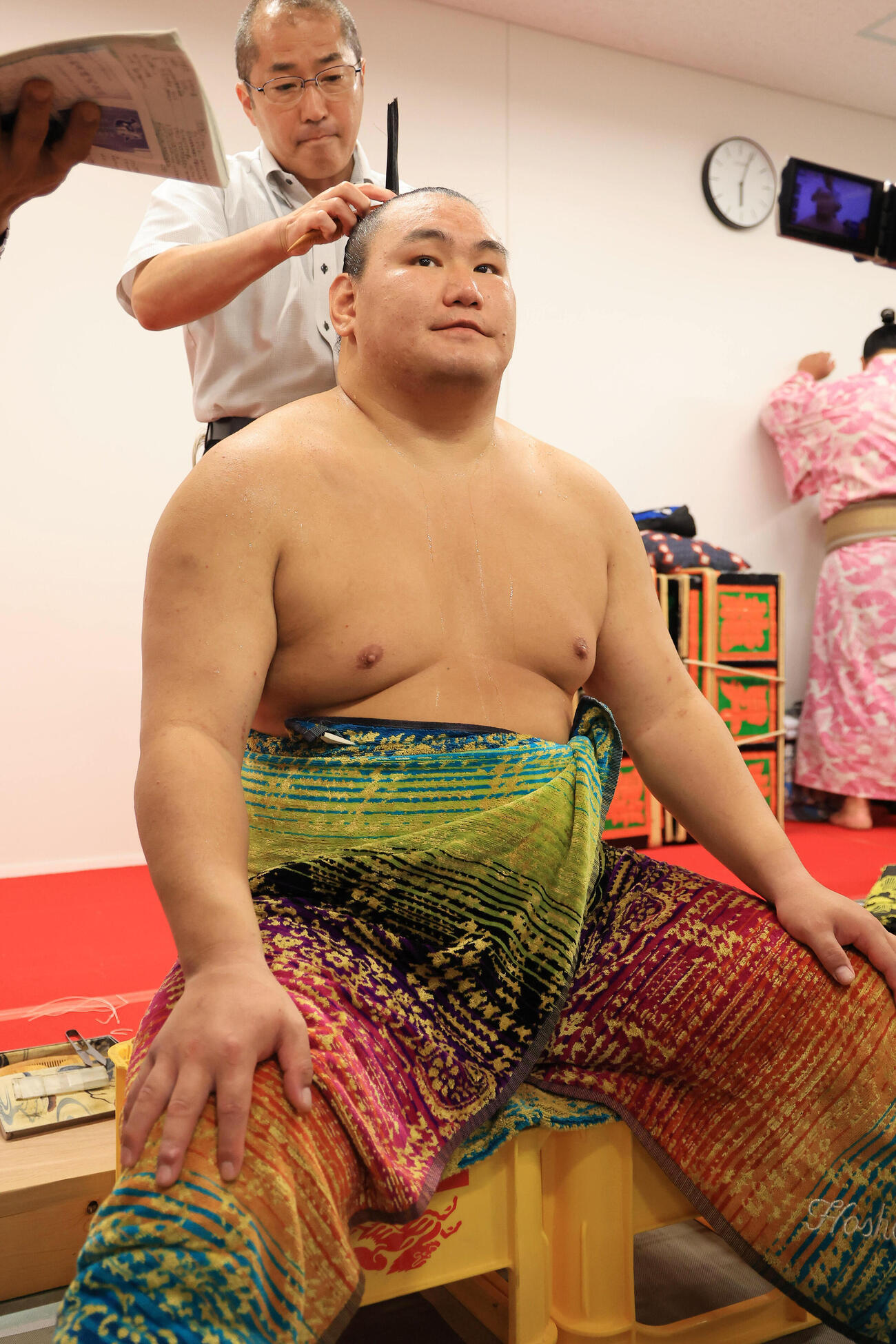 支度部屋で取材に応じる豊昇龍（代表撮影）