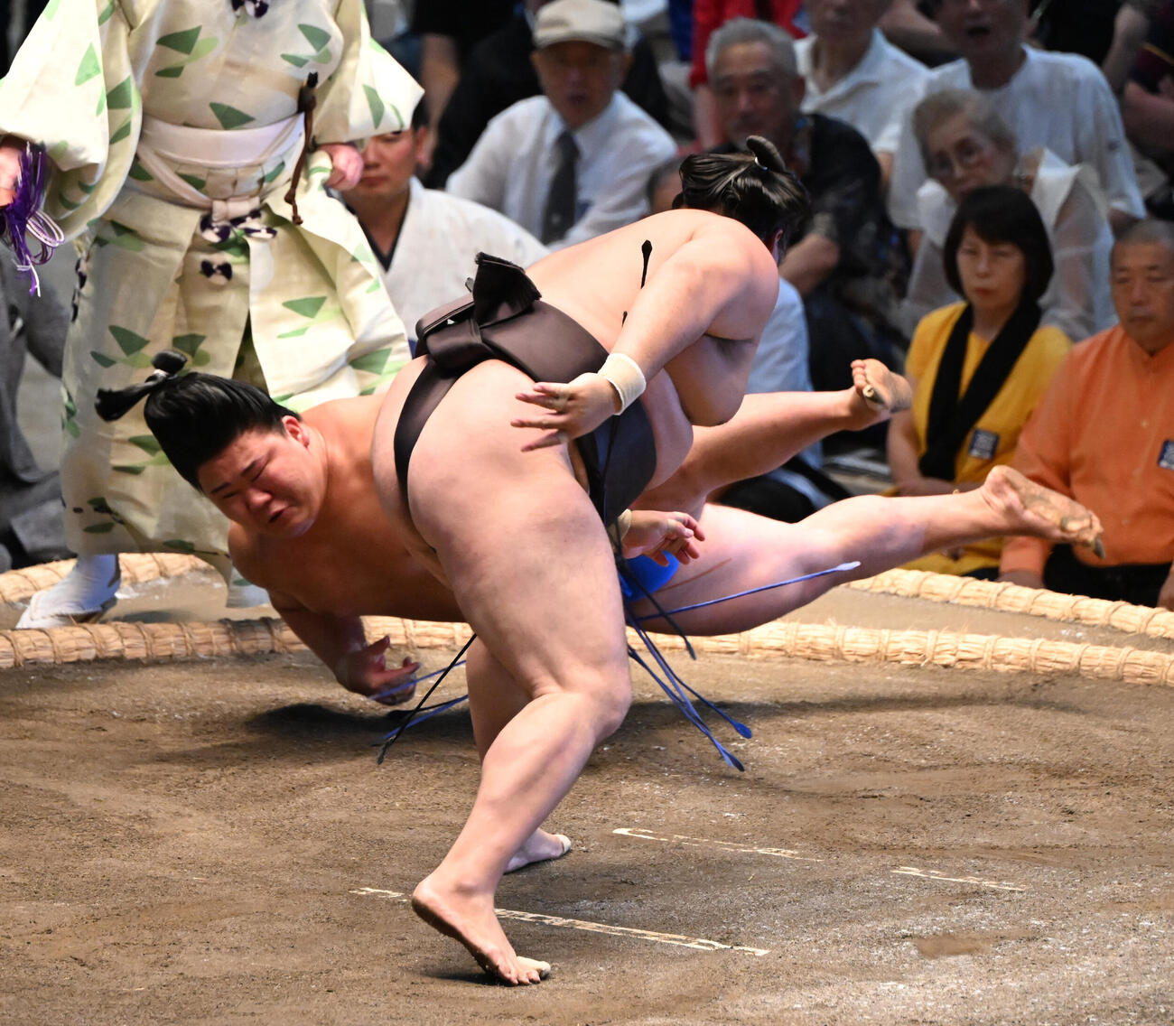 霧島（手前）は藤ノ川を押し倒しで破る（撮影・和賀正仁）＝2026年7月12日、令和8年大相撲名古屋場所初日　IGアリーナ