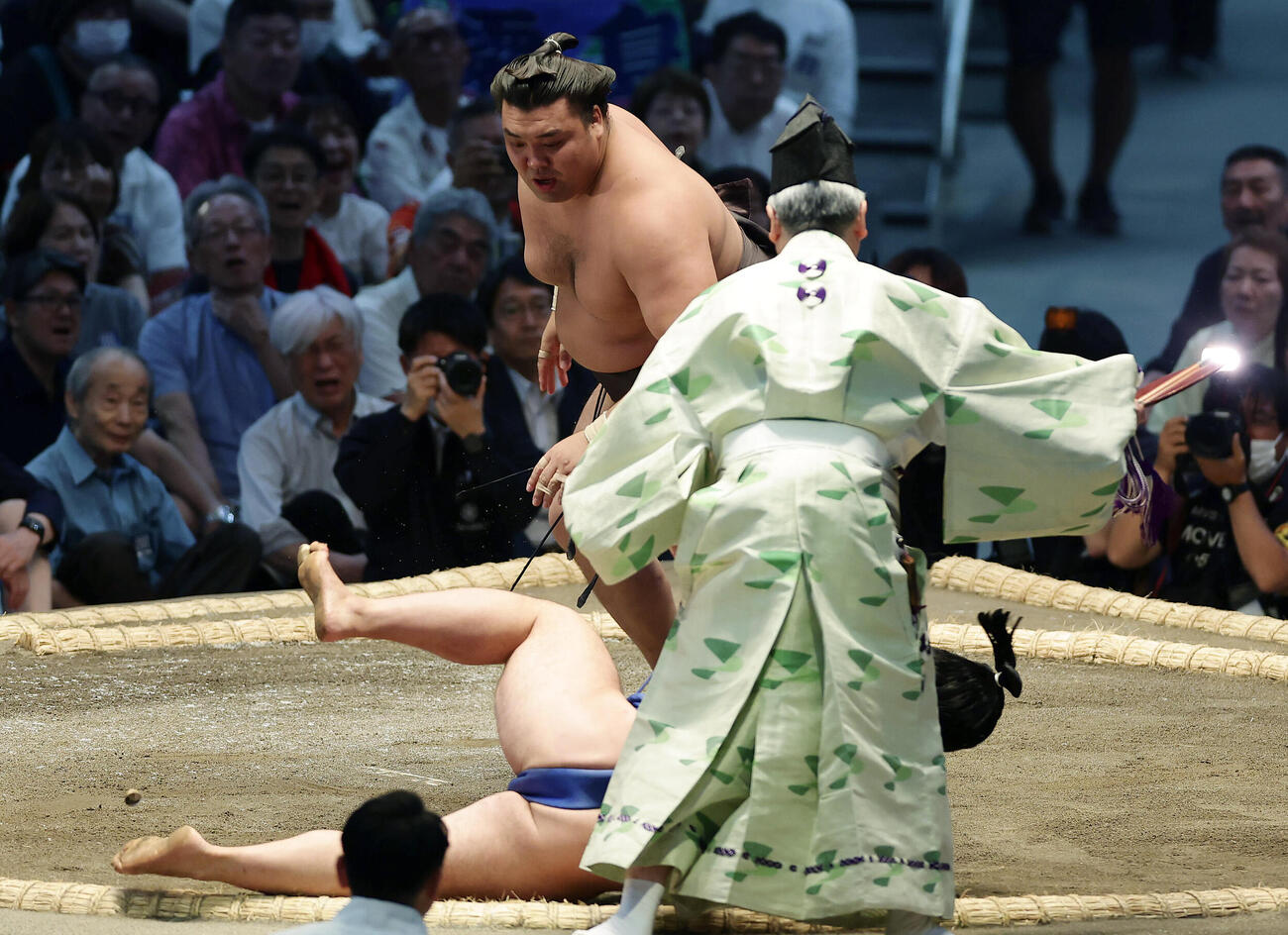 藤ノ川（下）を押し倒しで下す霧島（撮影・前田充）