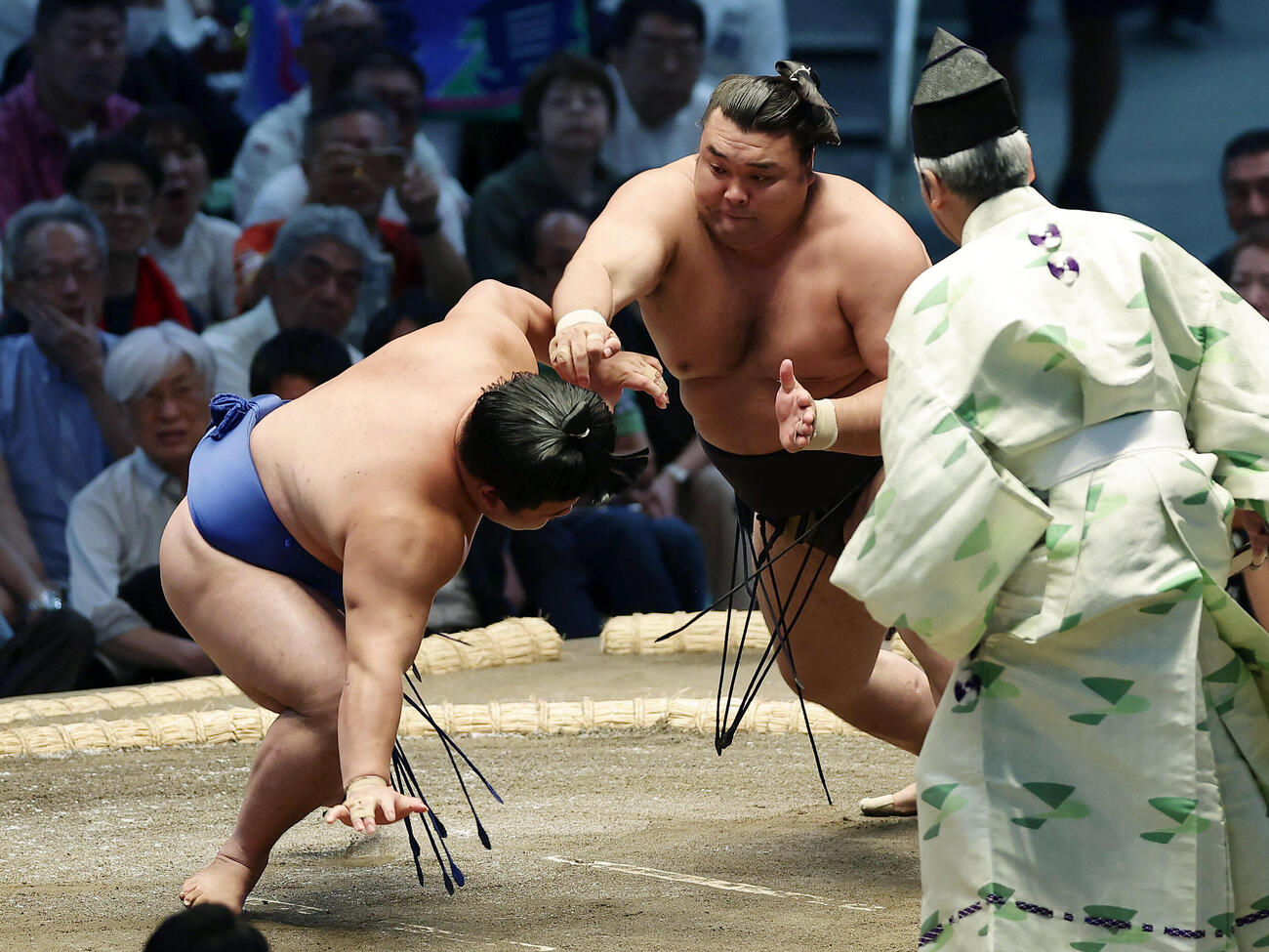 藤ノ川（左）を押し倒しで破る霧島（撮影・前田充）