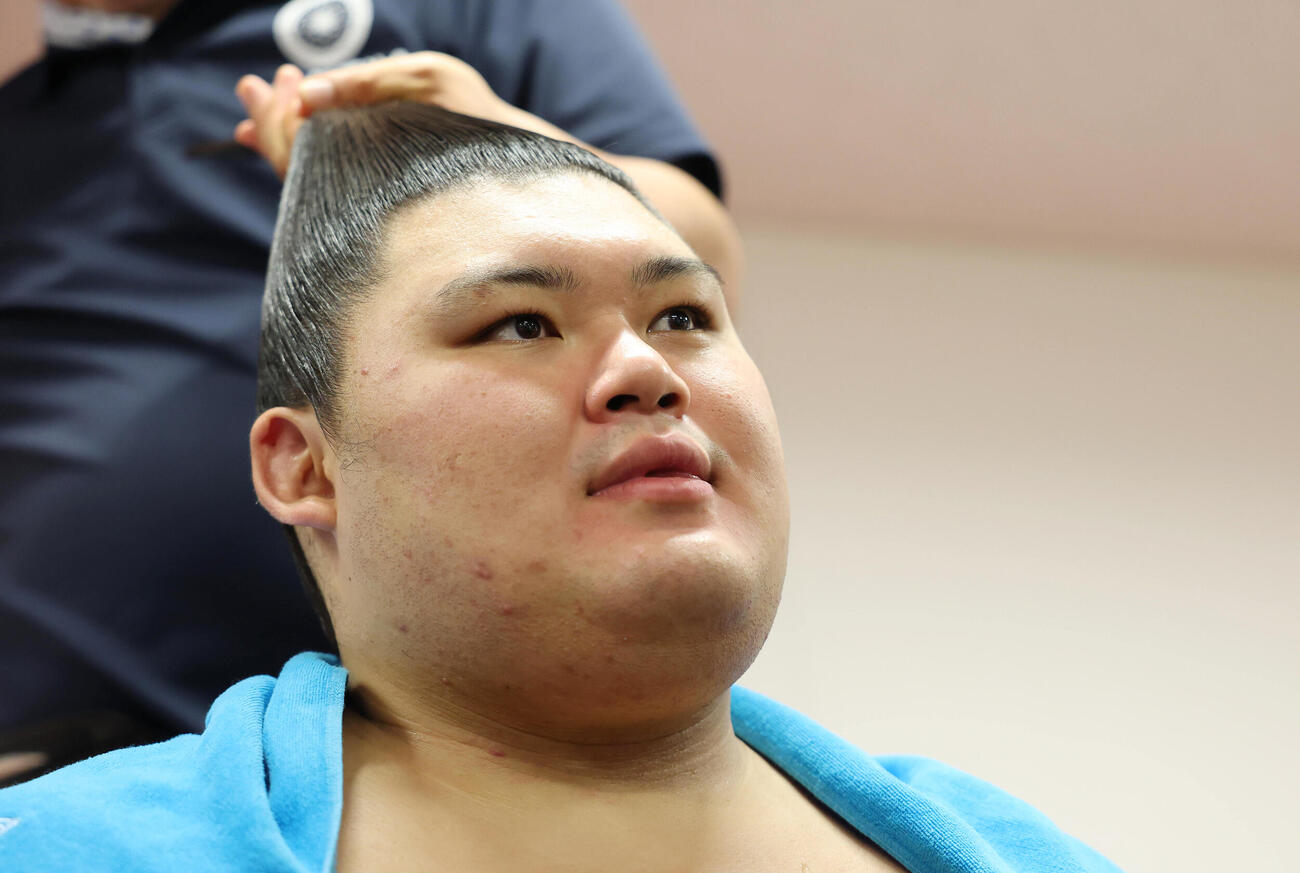 支度部屋で取材に応じる大の里（代表撮影）