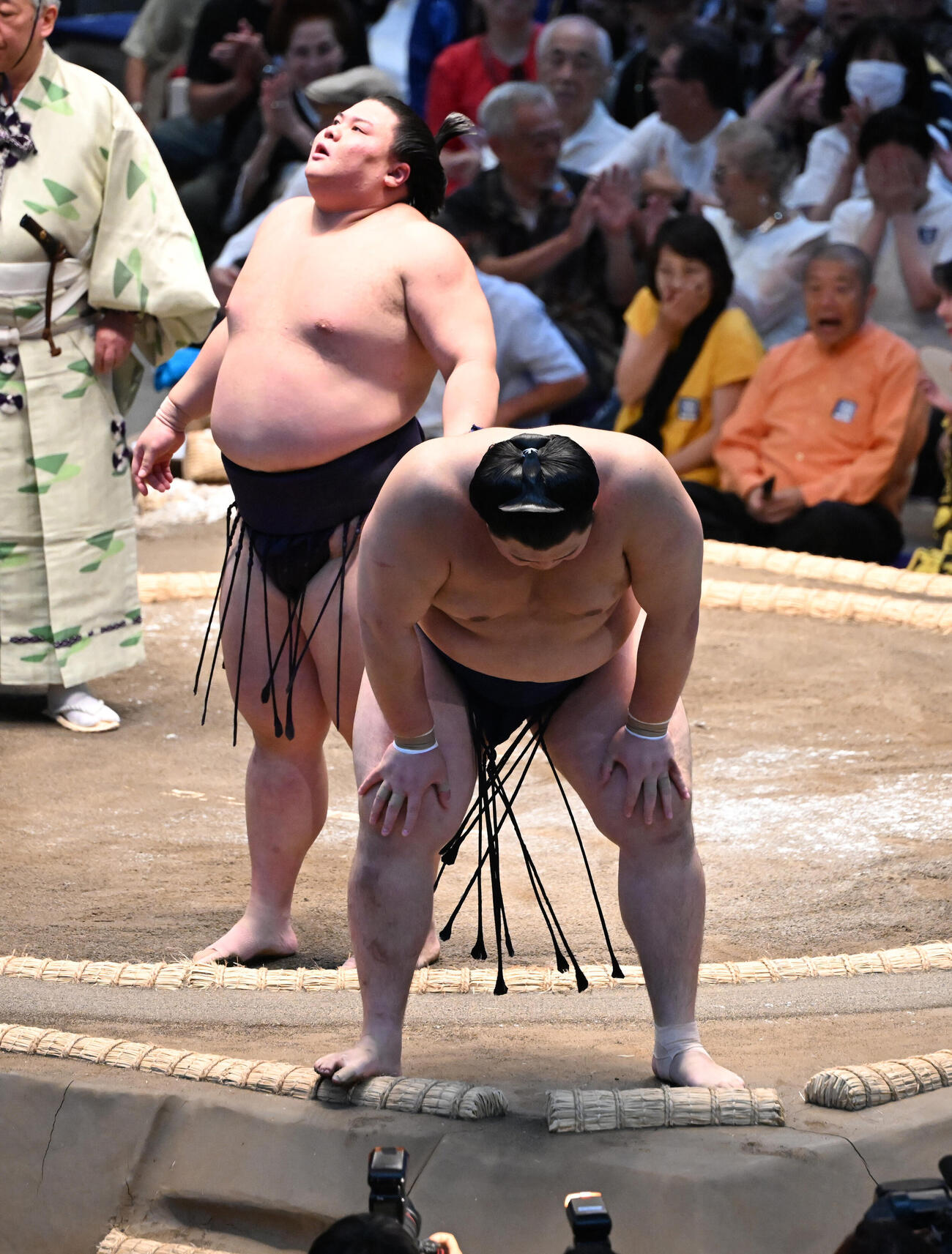 義ノ富士（奥）に押し出しで敗れた大の里は、膝に手をやりうなだれる（撮影・和賀正仁）