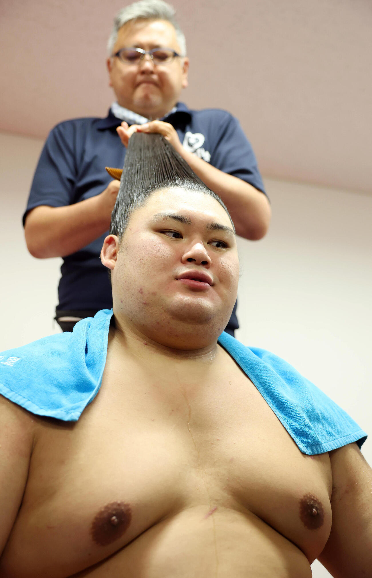 支度部屋で取材に応じる大の里（代表撮影）