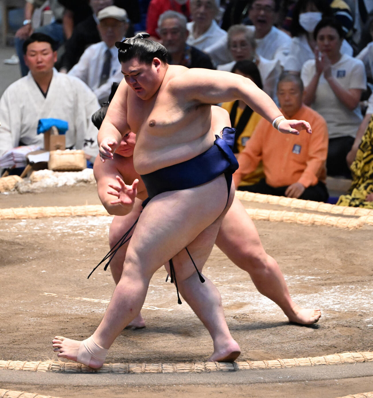 義ノ富士（奥）は押し出しで大の里を破る（撮影・和賀正仁）＝2026年7月12日、令和8年大相撲名古屋場所初日　IGアリーナ