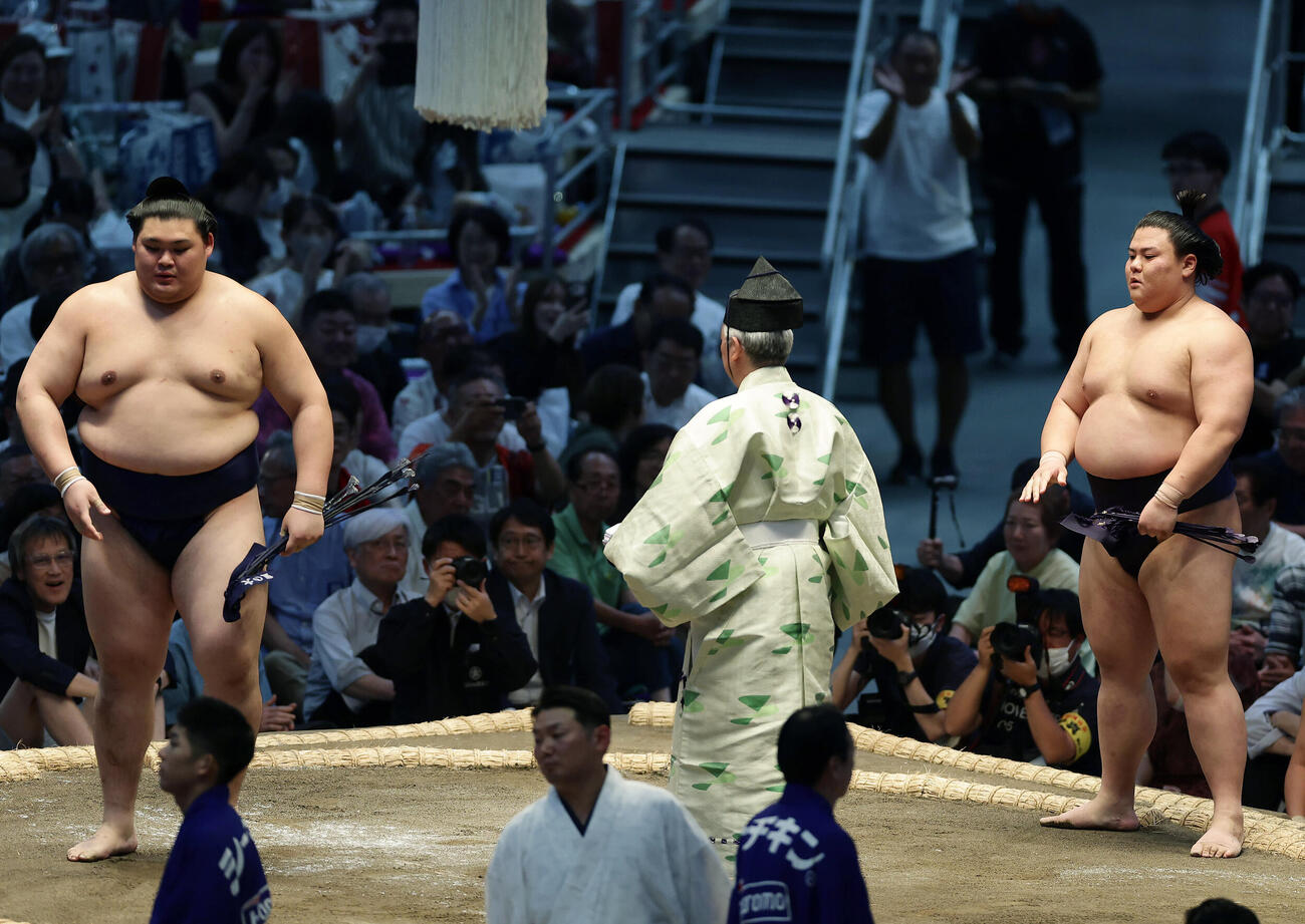大の里（左）を押し出しで破った義ノ富士（撮影・前田充）