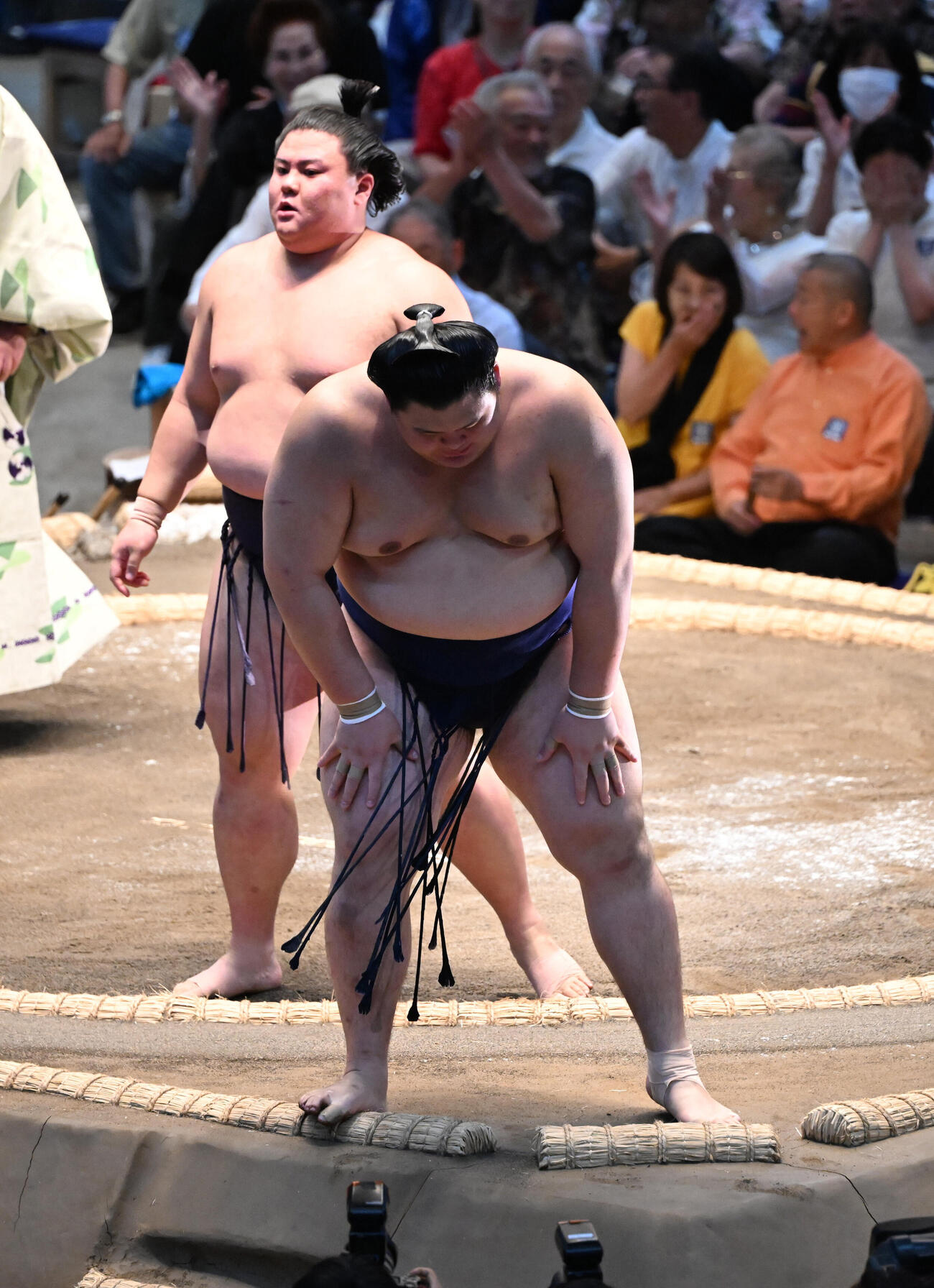 義ノ富士（奥）に押し出しで敗れた大の里は膝に手をやる（撮影・和賀正仁）＝2026年7月12日、令和8年大相撲名古屋場所初日　IGアリーナ