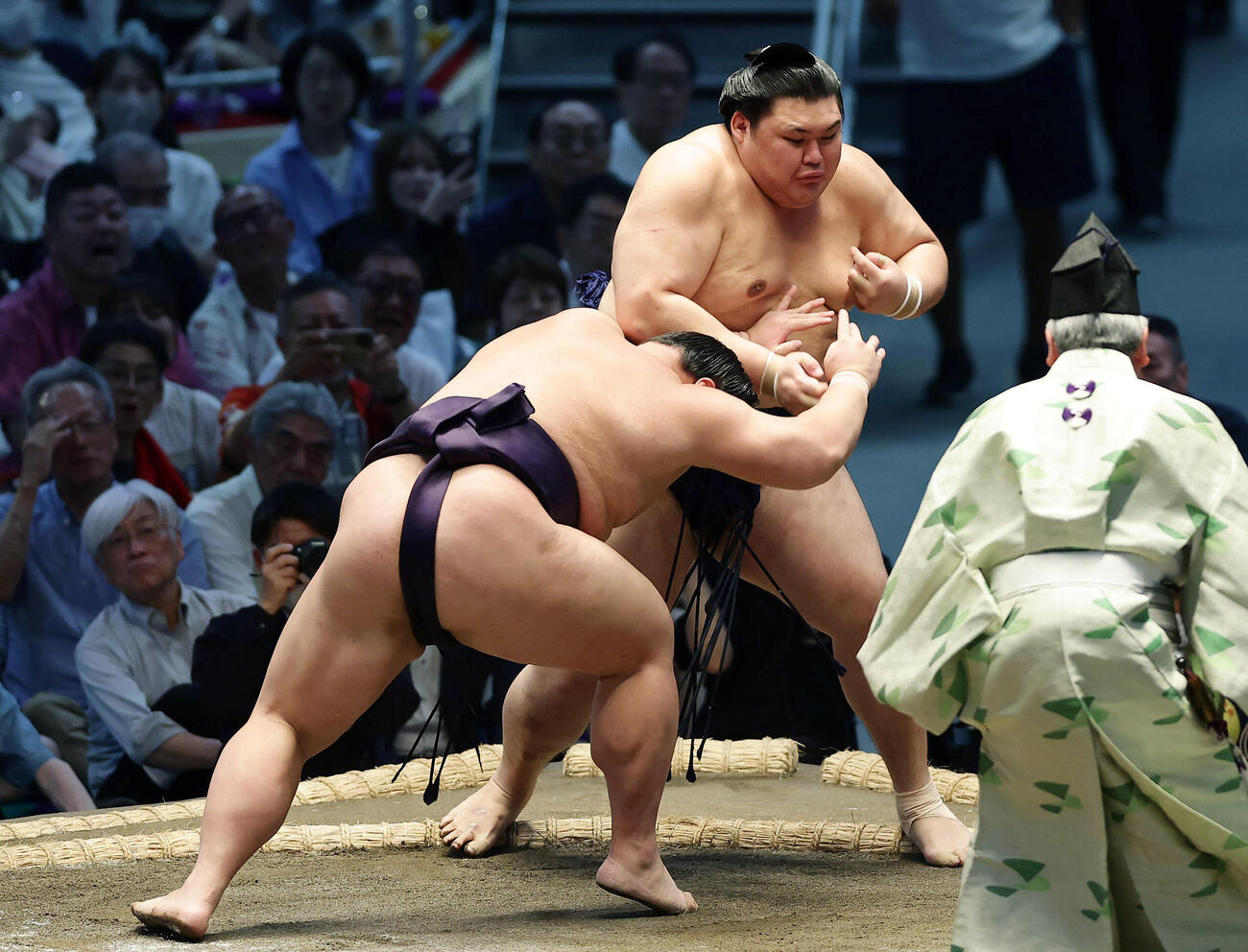 義ノ富士（左）に押し出しで敗れる大の里（撮影・前田充）