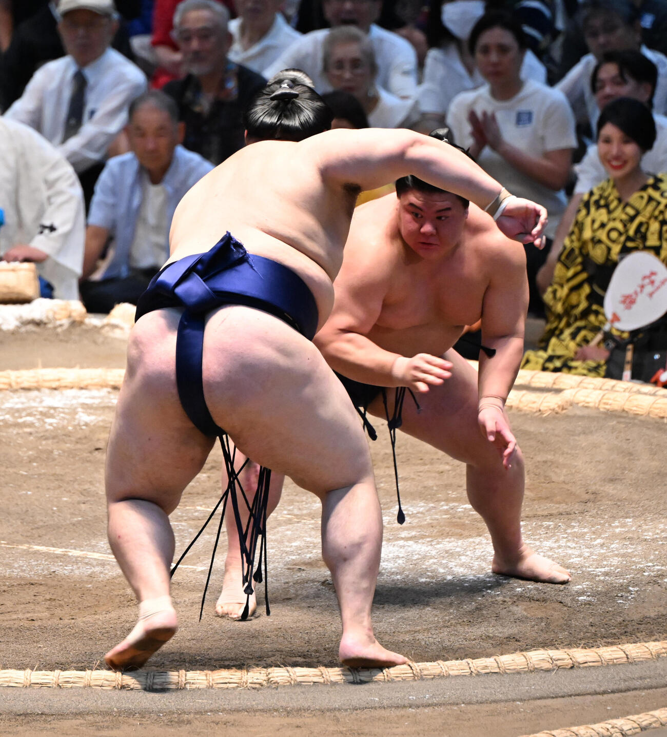 義ノ富士（奥）は押し出しで大の里を破る（撮影・和賀正仁）＝2026年7月12日、令和8年大相撲名古屋場所初日　IGアリーナ