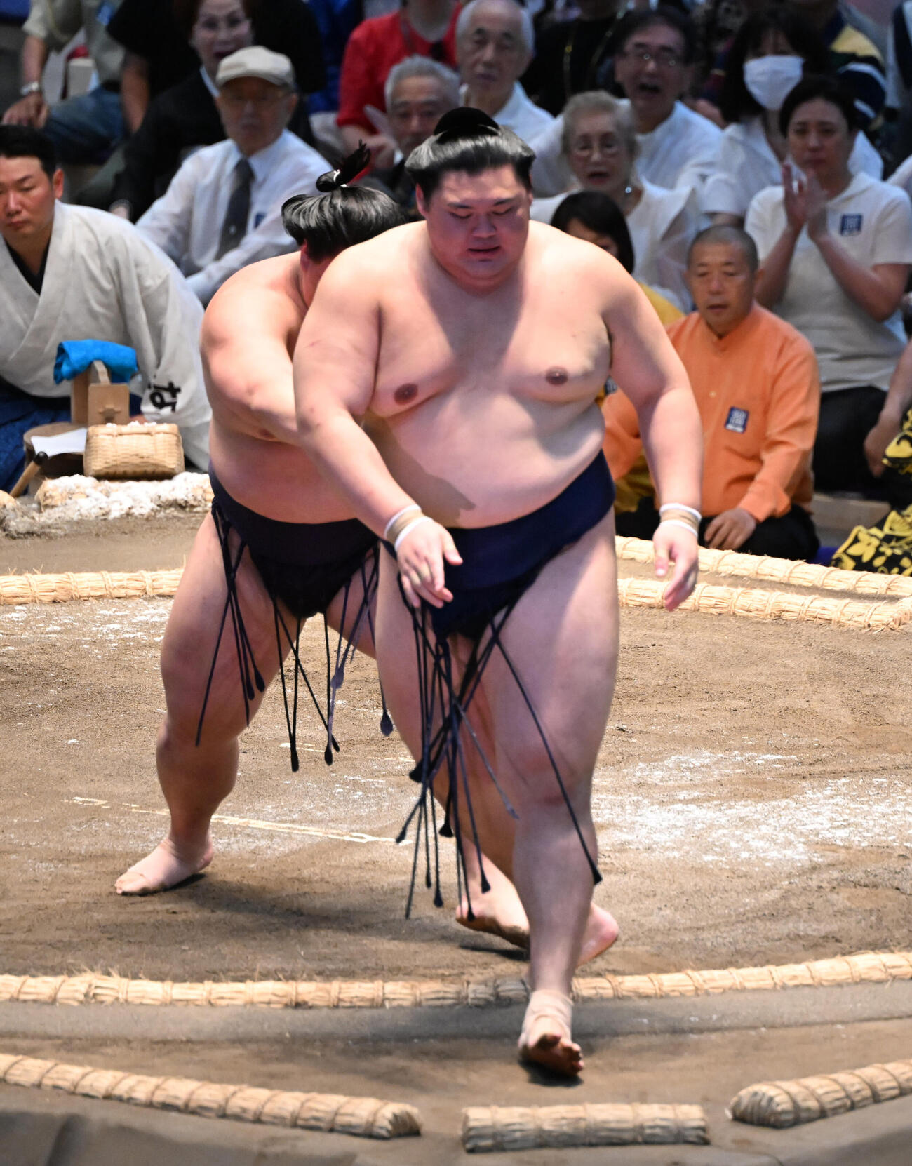 義ノ富士（奥）は押し出しで大の里を破る（撮影・和賀正仁）