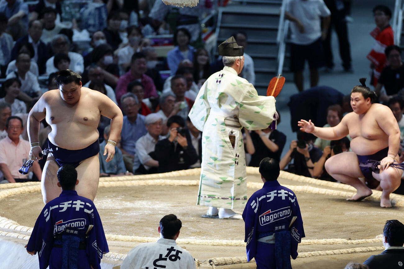 義ノ富士（右）に押し出しで敗れた大の里（撮影・前田充）