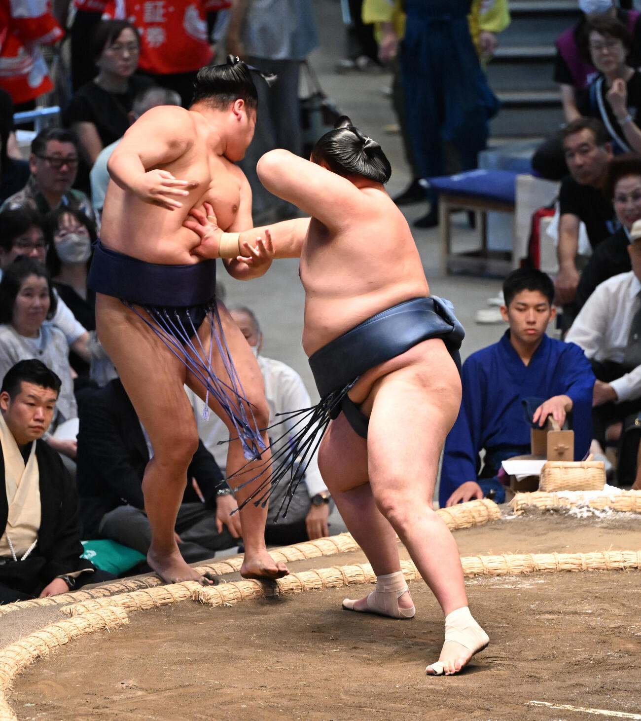玉鷲（左）は押し出しで羽出山を破る（撮影・和賀正仁）＝2026年7月12日、令和8年大相撲名古屋場所初日　IGアリーナ