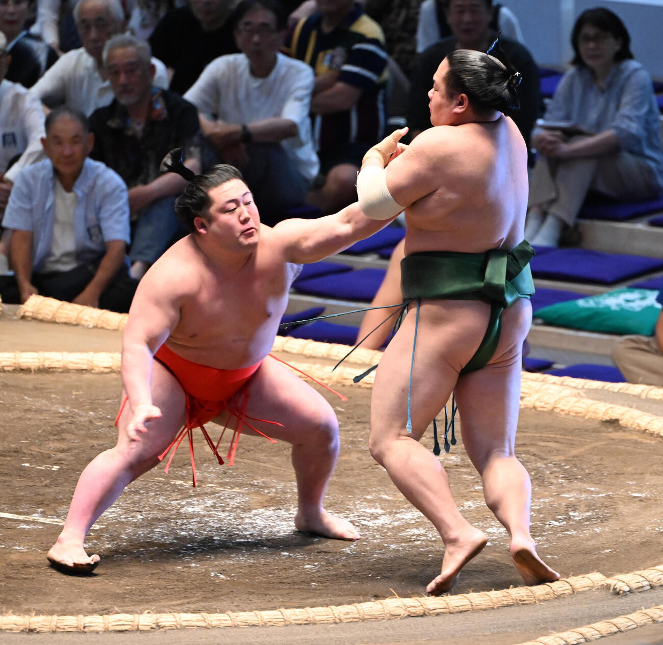 東白龍（右）を押し出しで破る嵐富士（撮影・和賀正仁）