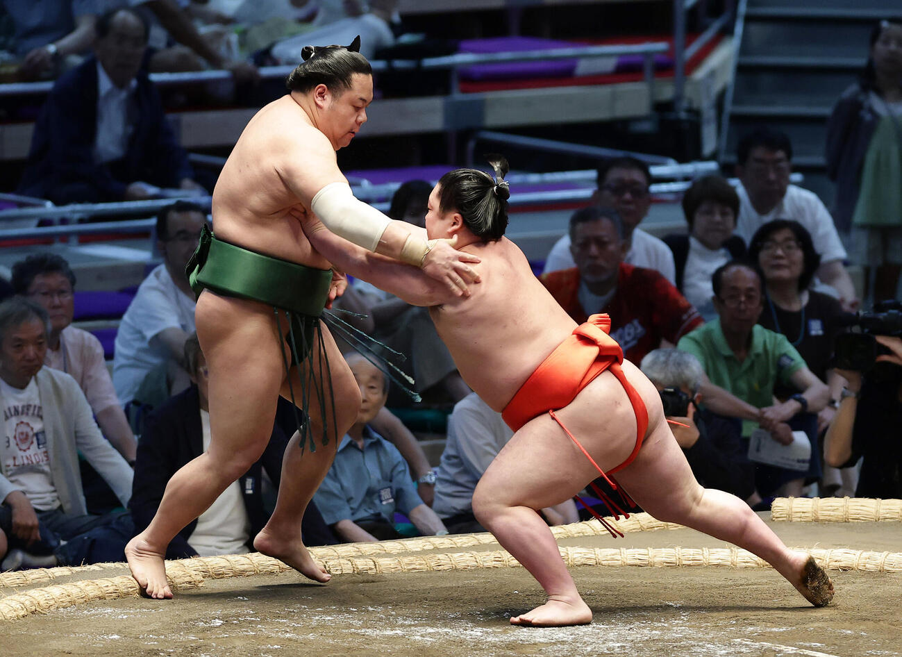 東白龍（左）を押し出しで破る嵐富士（撮影・前田充）