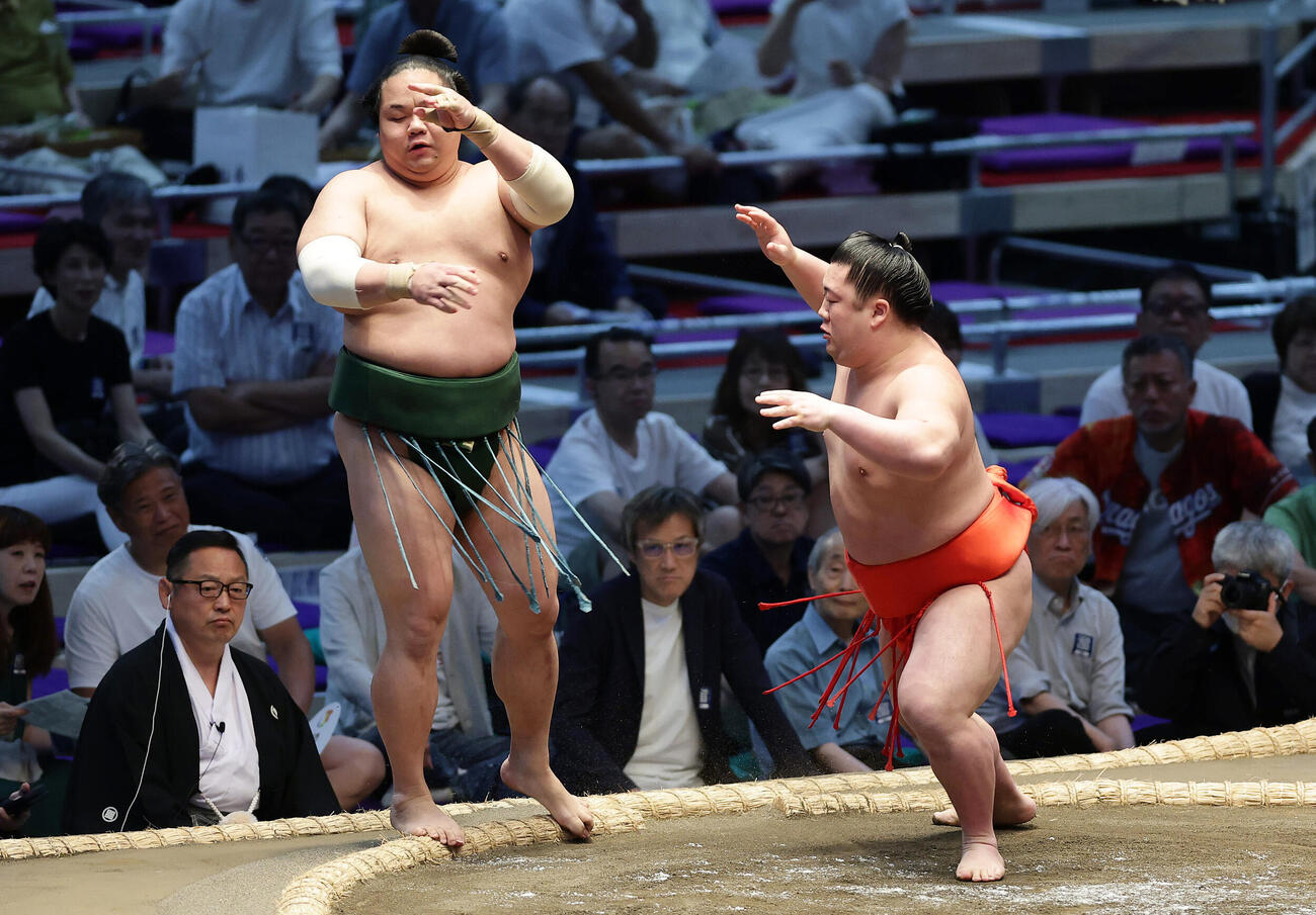 東白龍（左）を押し出しで破る嵐富士（撮影・前田充）