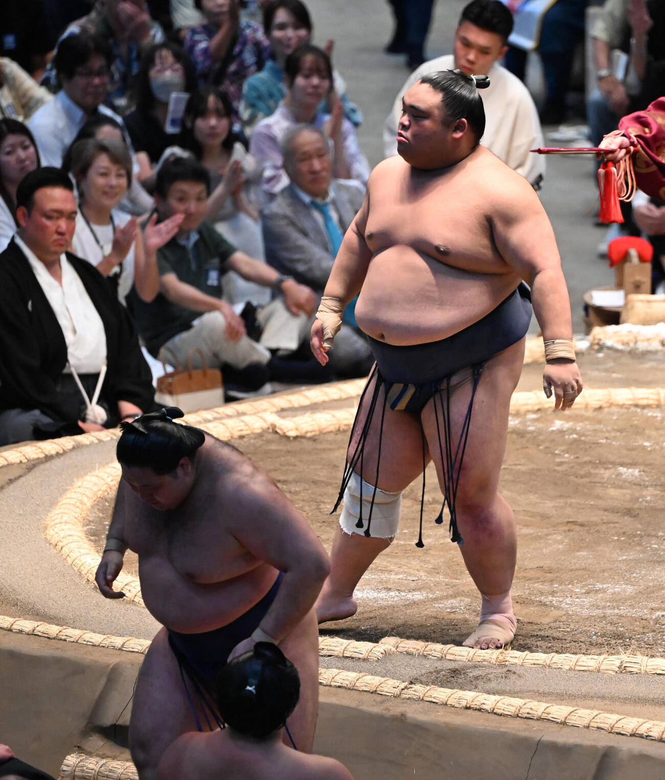 藤凌駕（右）は寄り切りで狼雅を破る（撮影・和賀正仁）