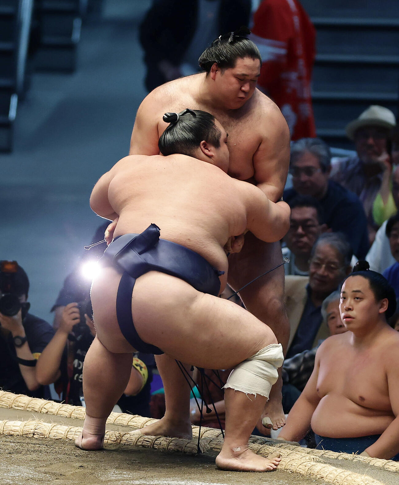 狼雅（奥）を寄り切りで破る藤凌駕（撮影・前田充）
