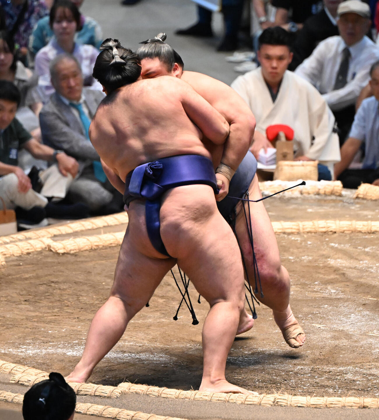 藤凌駕（右）は寄り切りで狼雅を破る（撮影・和賀正仁）