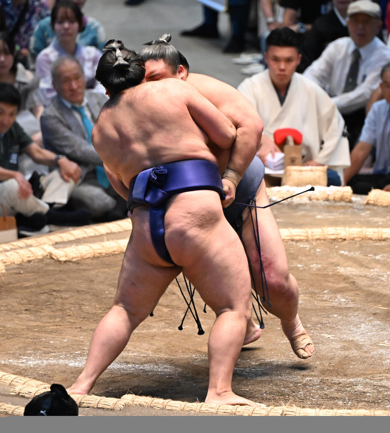 藤凌駕（右）は寄り切りで狼雅を破る（撮影・和賀正仁）