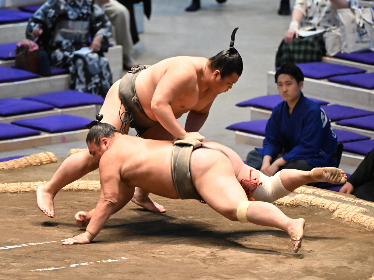 雷修（奥）は上手出し投げで謙信を破る（撮影・和賀正仁）