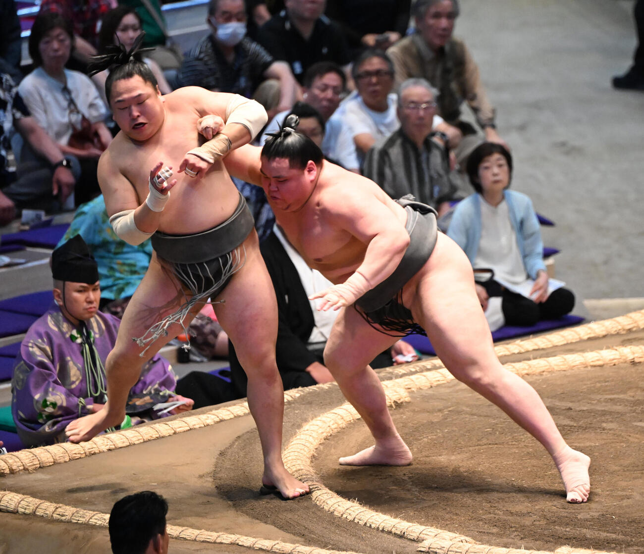 旭富士（右）は小手投げで魁清城を破る（撮影・和賀正仁）