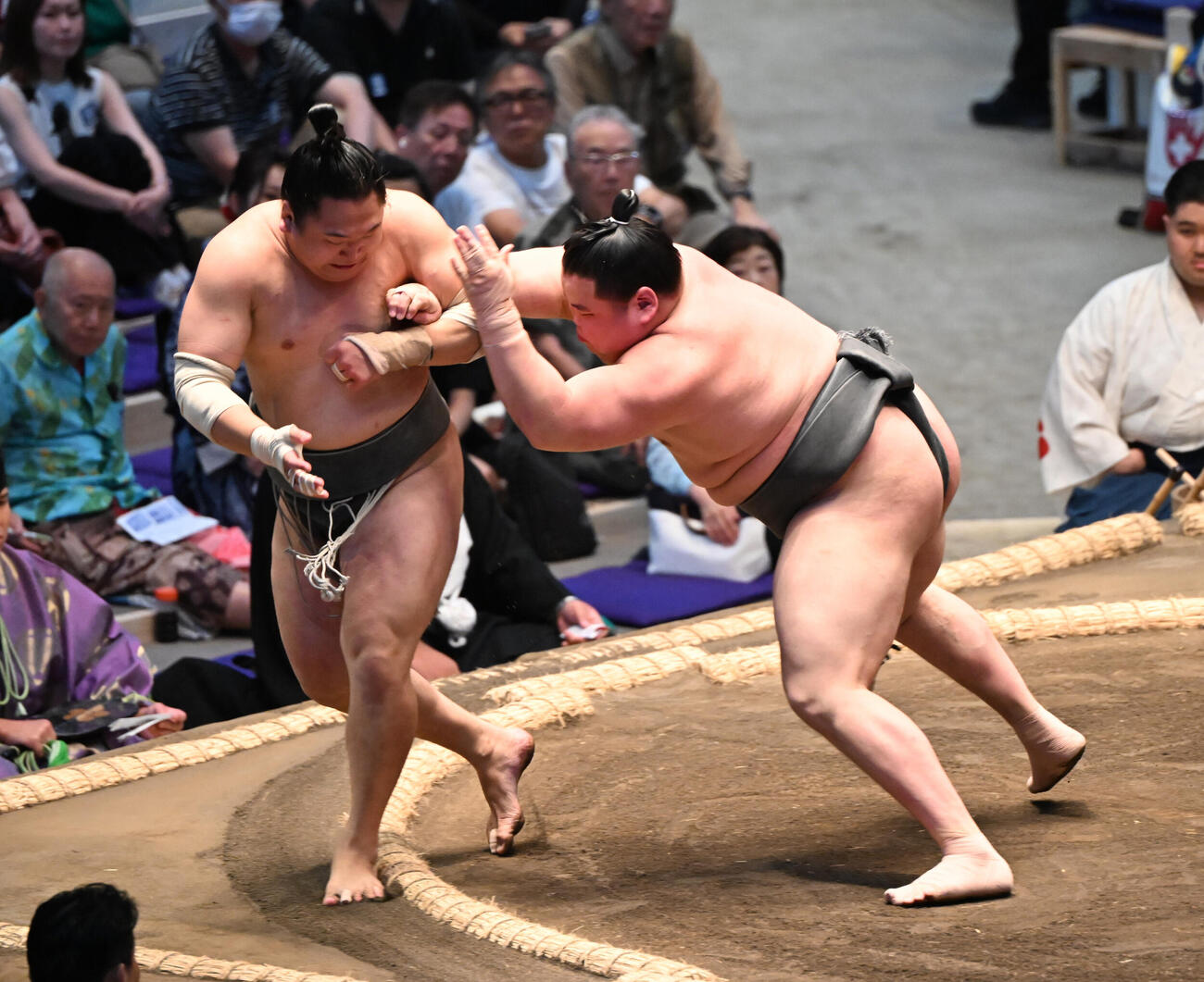旭富士（右）は小手投げで魁清城を破る（撮影・和賀正仁）