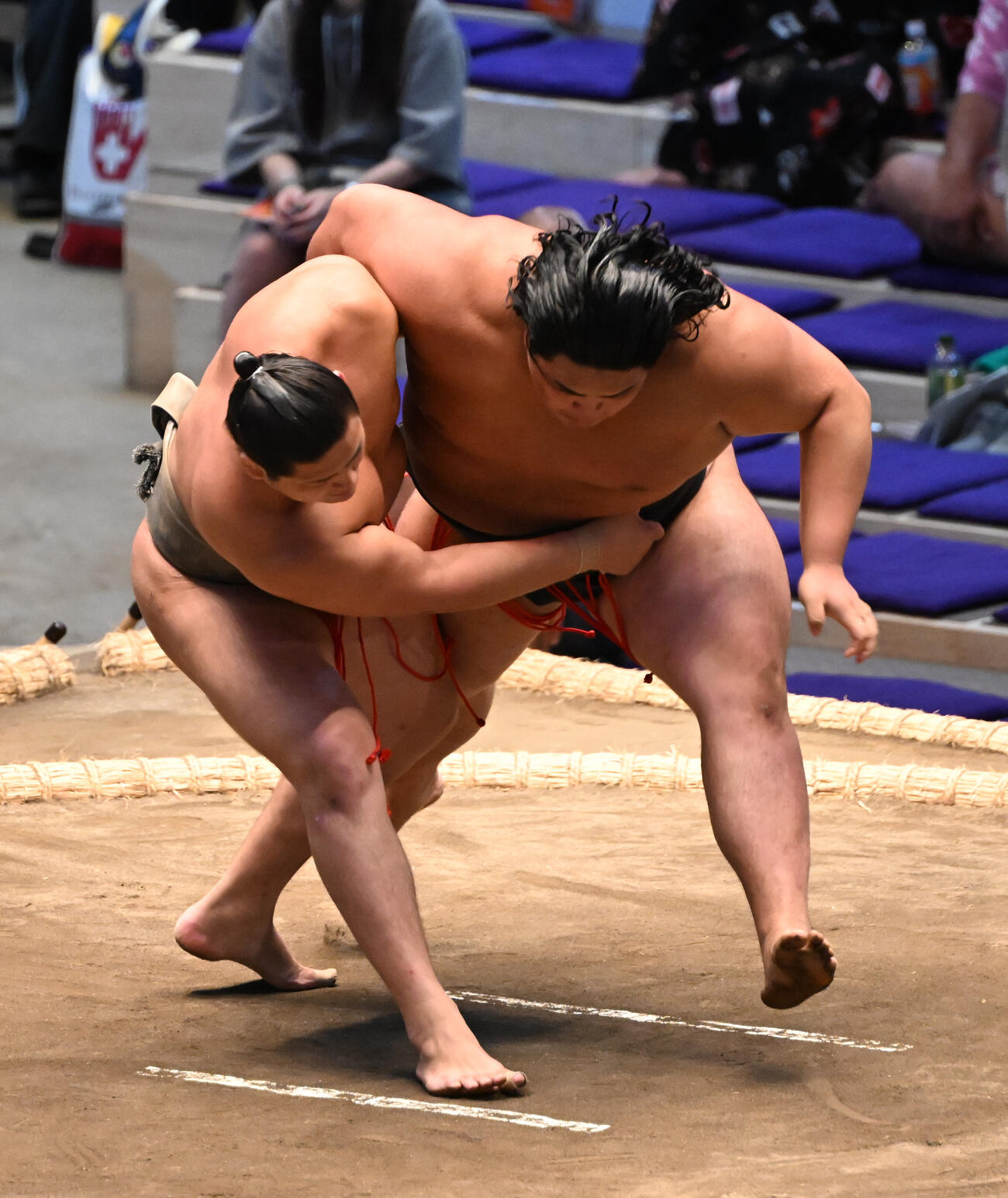竜翔（左）を寄り切りで破る竜鳳（撮影・和賀正仁）