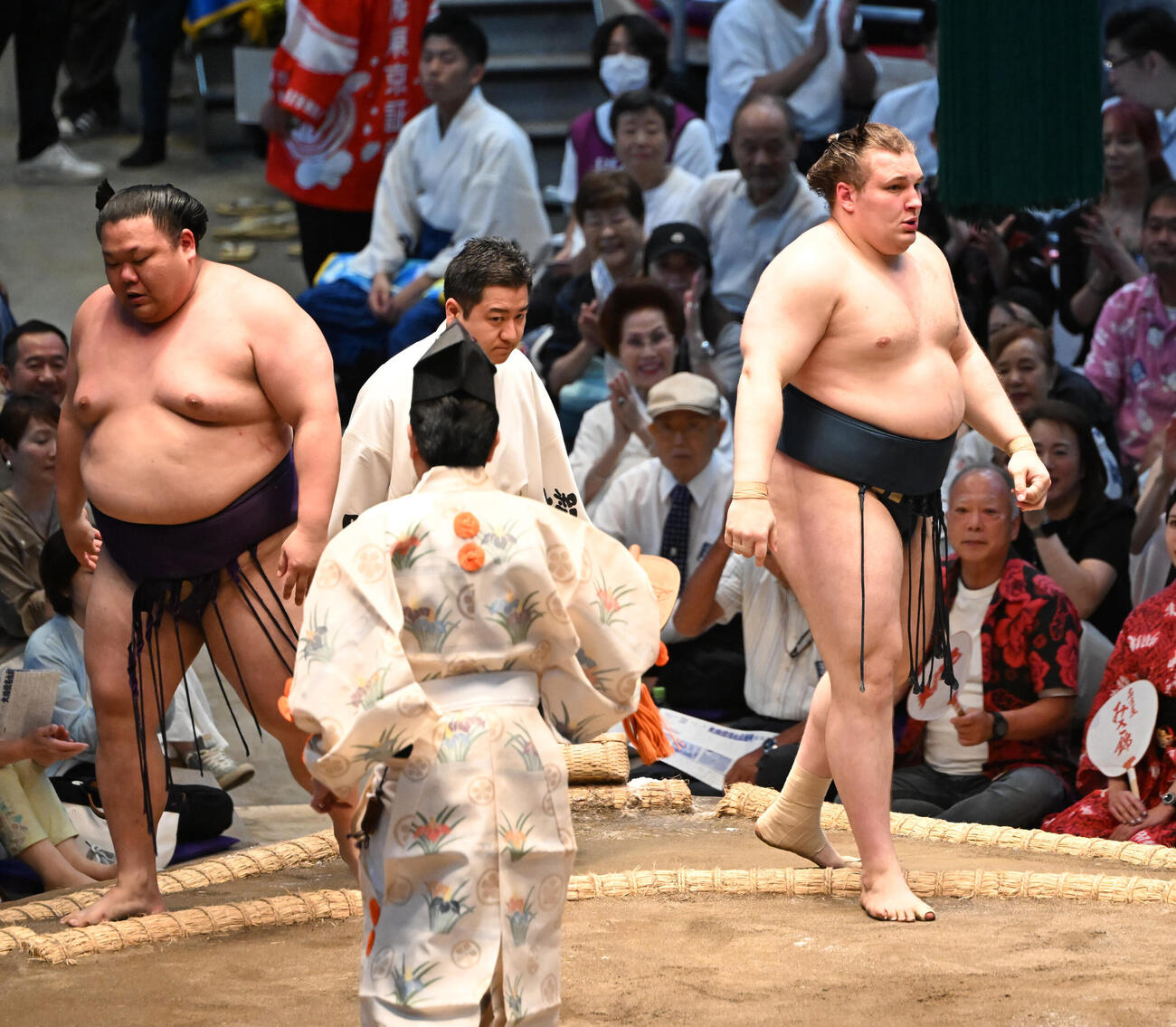 美ノ海（左）を寄り切りで破る安青錦（撮影・和賀正仁）