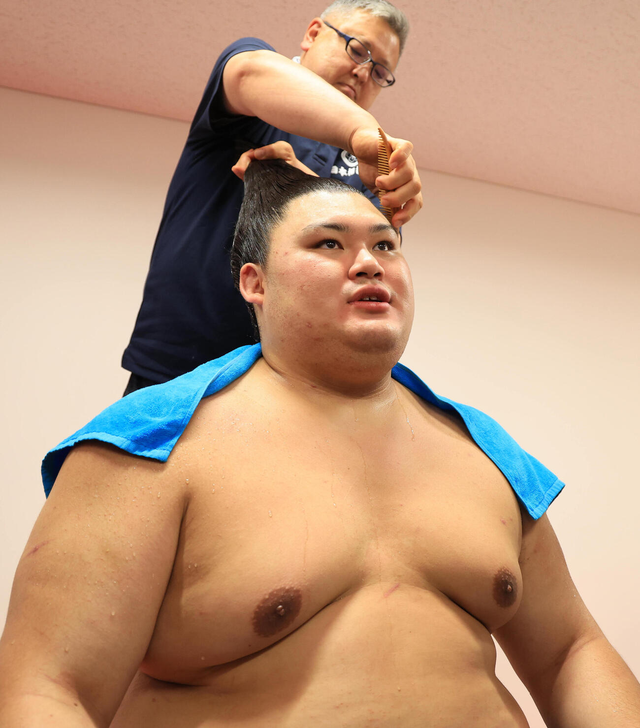支度部屋で記者の囲みを受ける大の里（代表撮影）