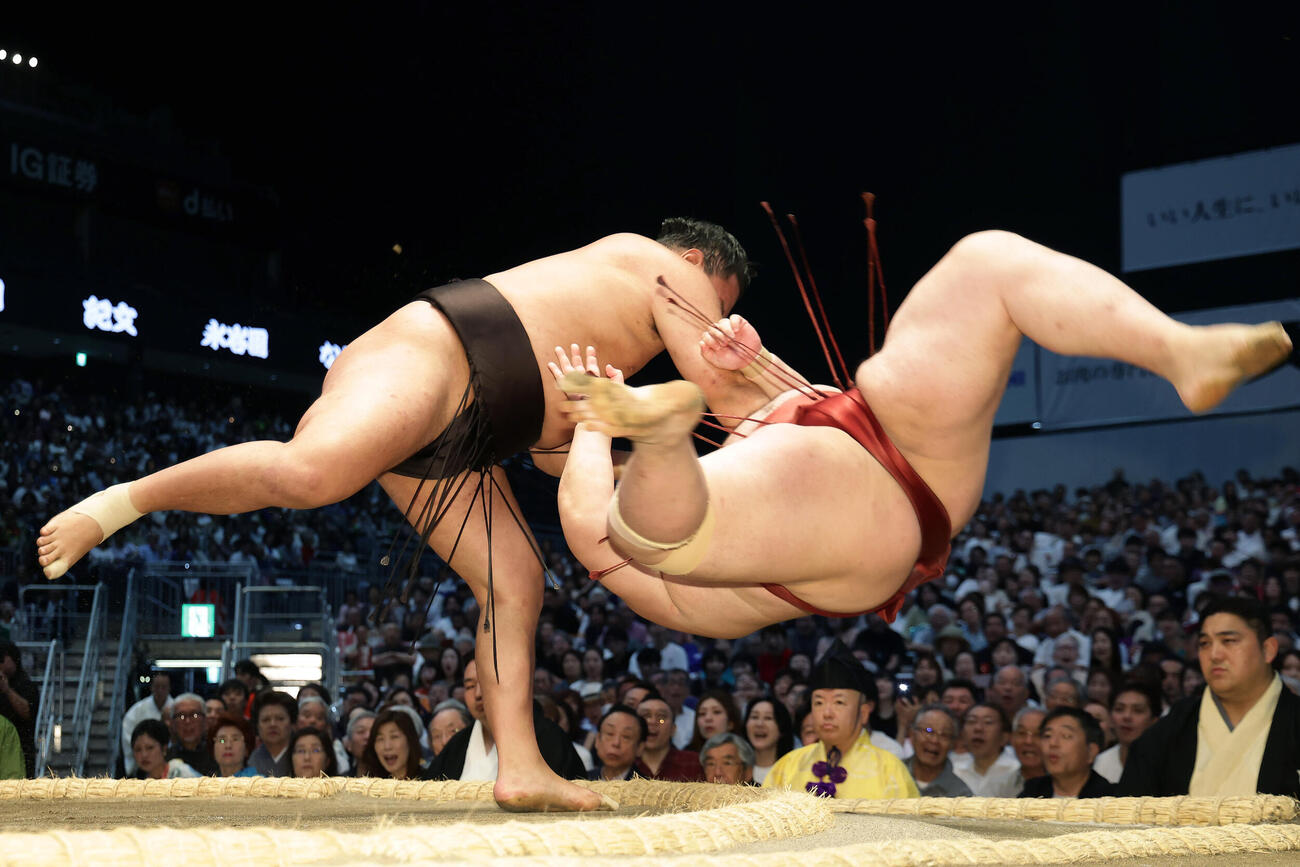 豊昇龍（左）はすくい投げで隆の勝を下す（撮影・前田充）