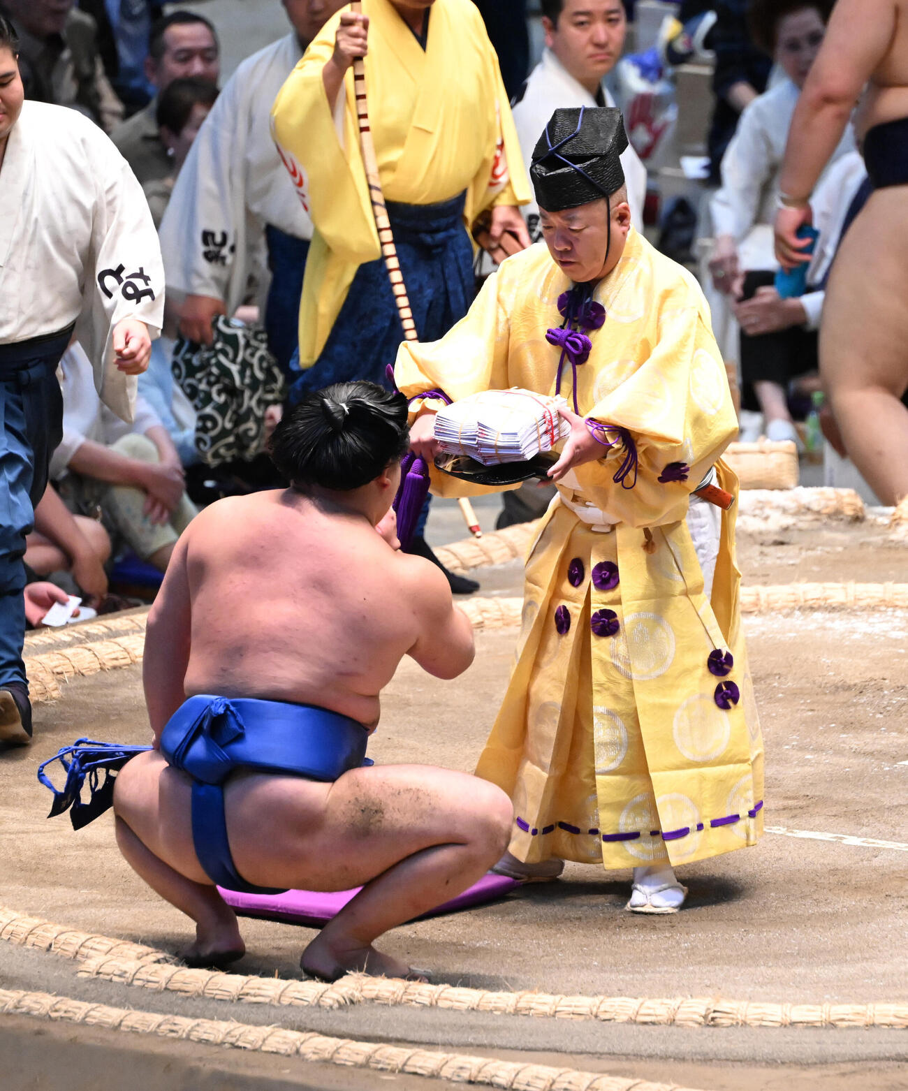大の里を破り懸賞金を受け取る藤ノ川（撮影・和賀正仁）