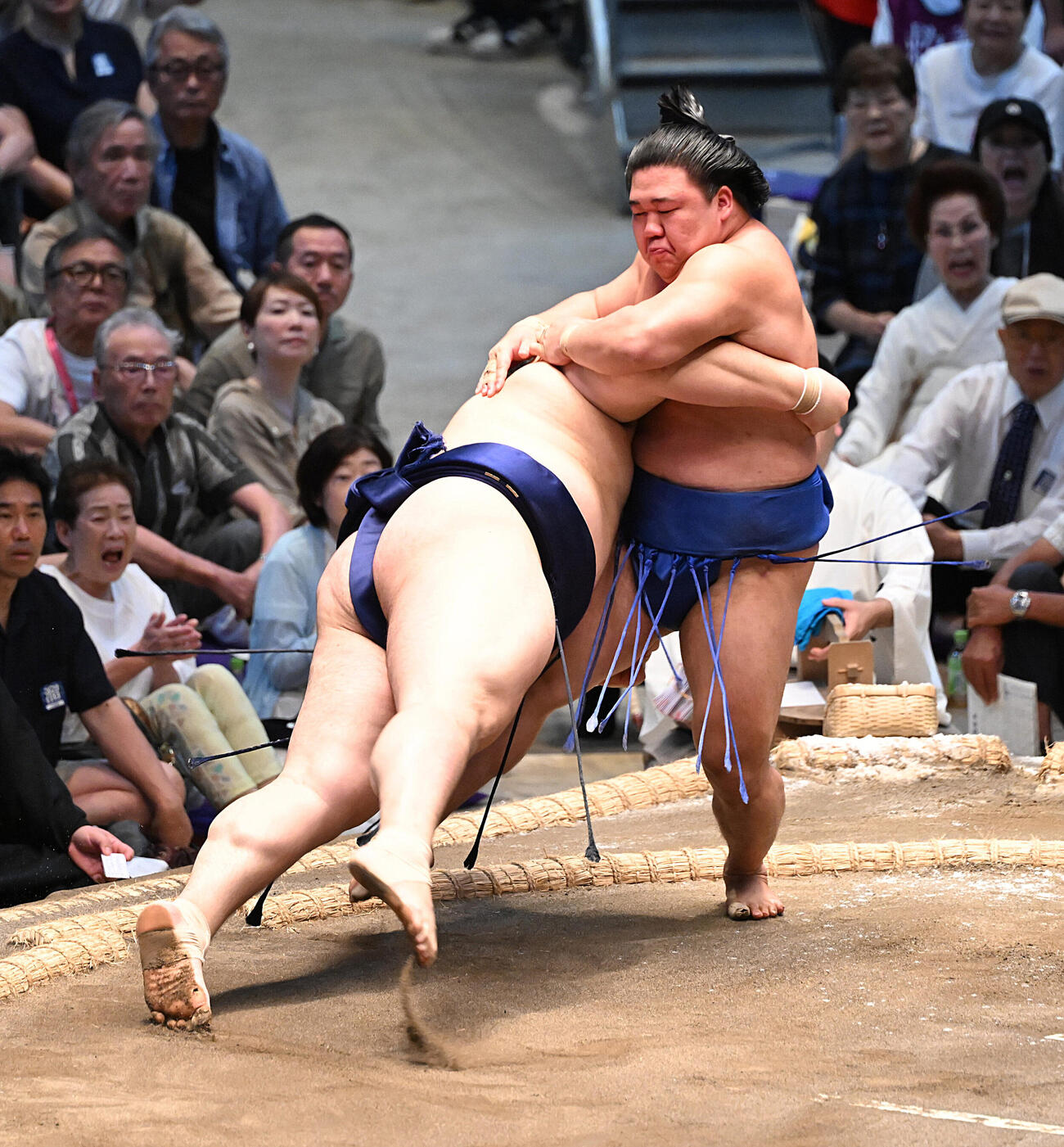 藤ノ川（右）は突き落としで大の里を破る（撮影・和賀正仁）＝2026年7月13日、令和8年大相撲名古屋場所2日目　IGアリーナ