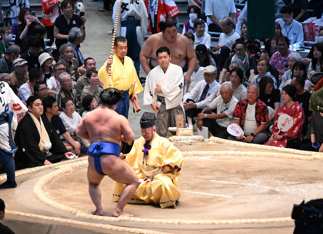 藤ノ川（手前）に突き落としで敗れた大の里（撮影・和賀正仁）＝2026年7月13日、令和8年大相撲名古屋場所2日目　IGアリーナ