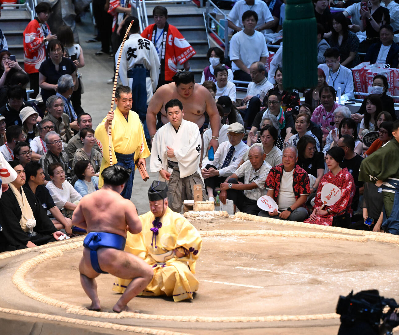 藤ノ川（手前）に突き落としで敗れた大の里（撮影・和賀正仁）＝2026年7月13日、令和8年大相撲名古屋場所2日目　IGアリーナ