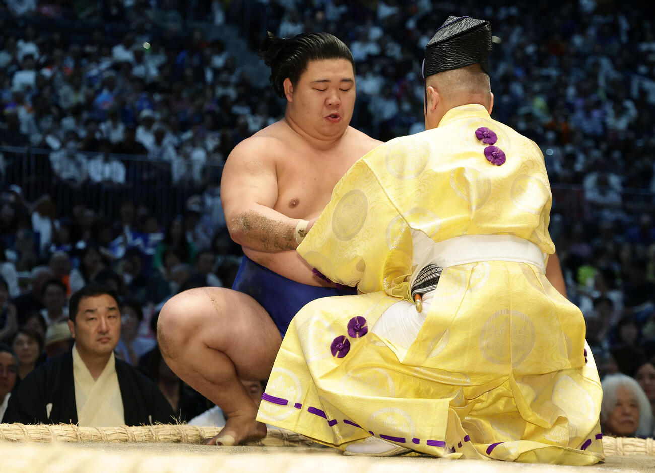 大の里を突き落としで破り、懸賞金を受け取る藤ノ川（撮影・前田充）