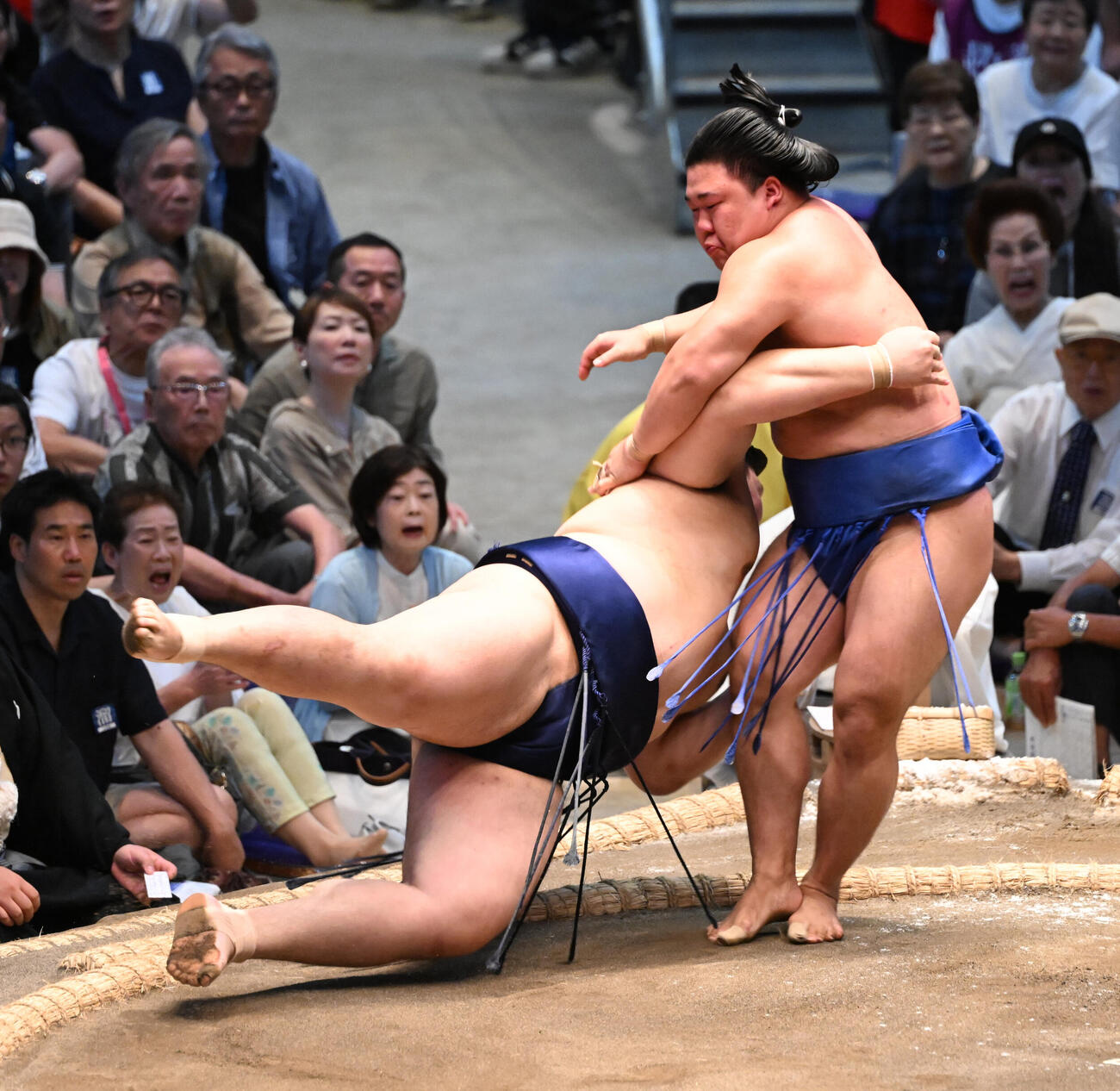 藤ノ川（右）は突き落としで大の里を破る（撮影・和賀正仁）