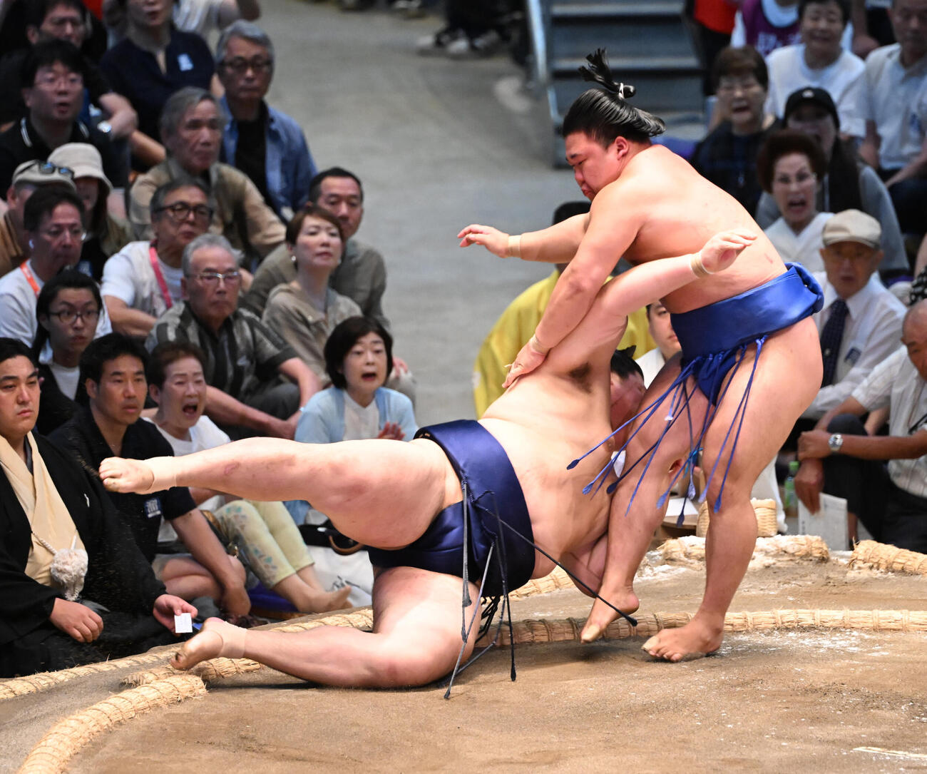 藤ノ川（右）は突き落としで大の里を破る（撮影・和賀正仁）＝2026年7月13日、令和8年大相撲名古屋場所2日目　IGアリーナ