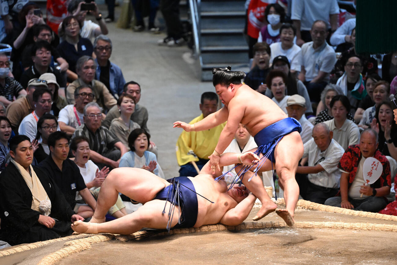 藤ノ川（右）は突き落としで大の里を破る（撮影・和賀正仁）